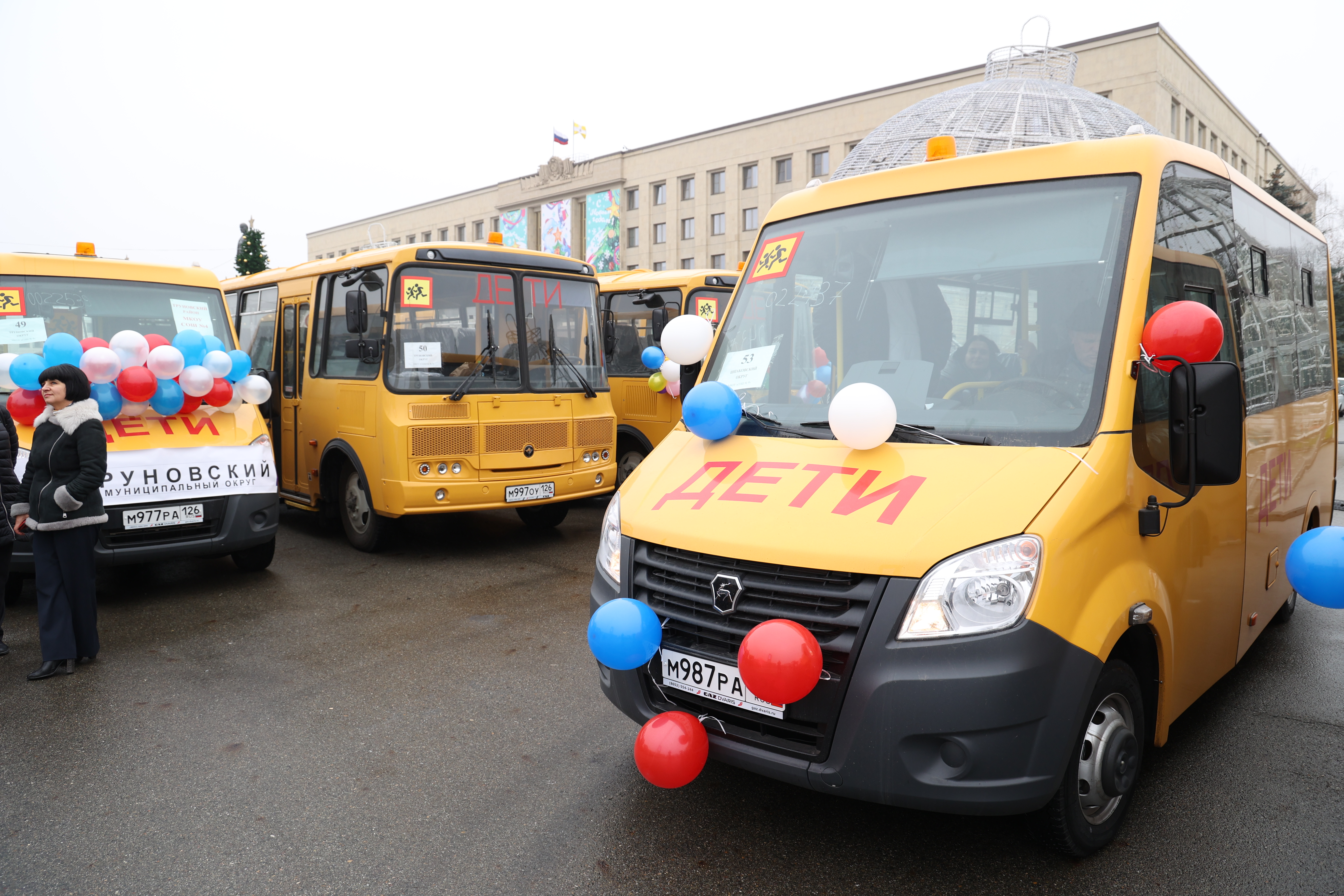 Николай Великдань вручил ключи от новых школьных автобусов