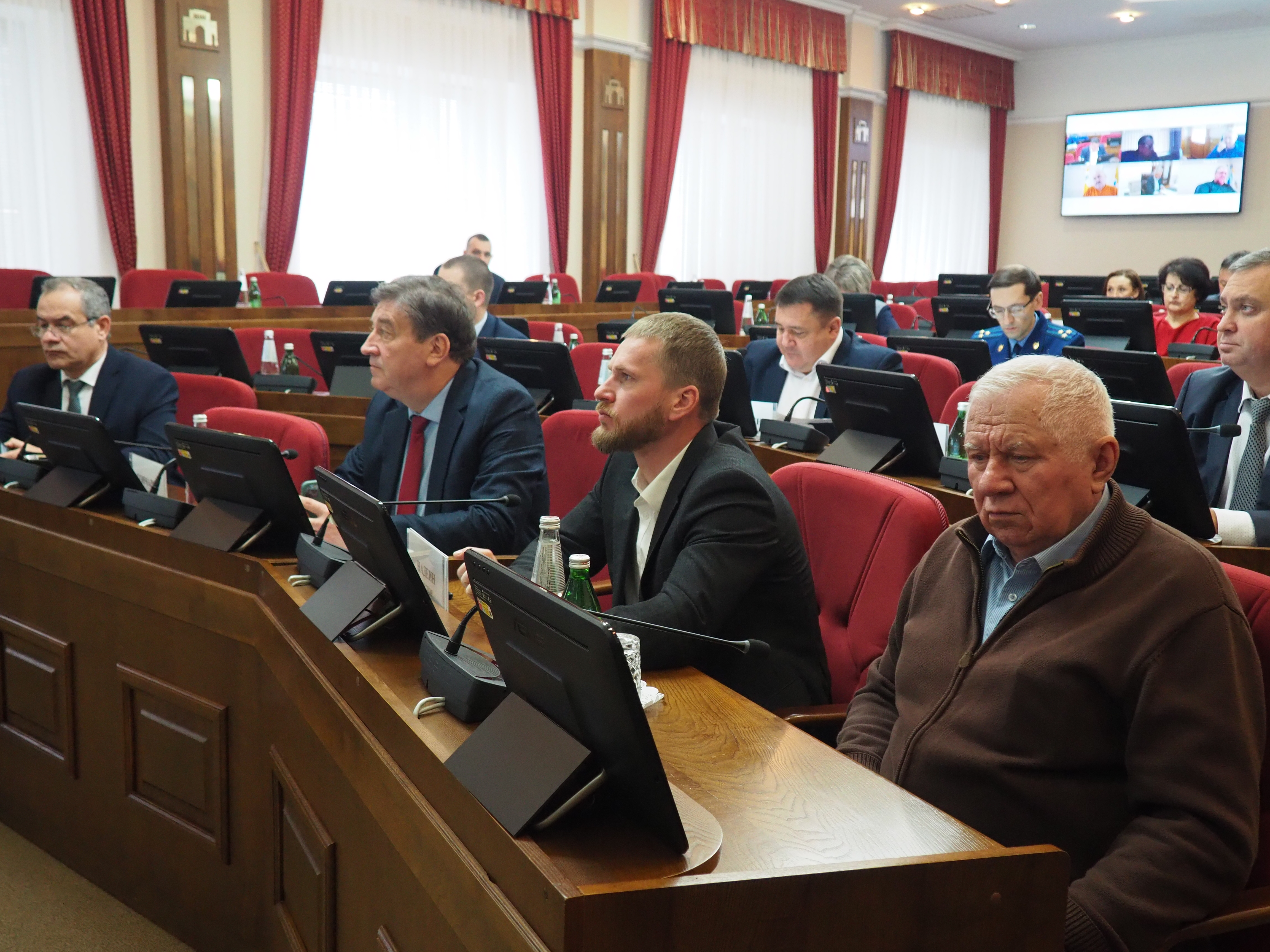 Как предотвратить гибель птиц при борьбе с грызунами обсудили в Думе Ставрополья