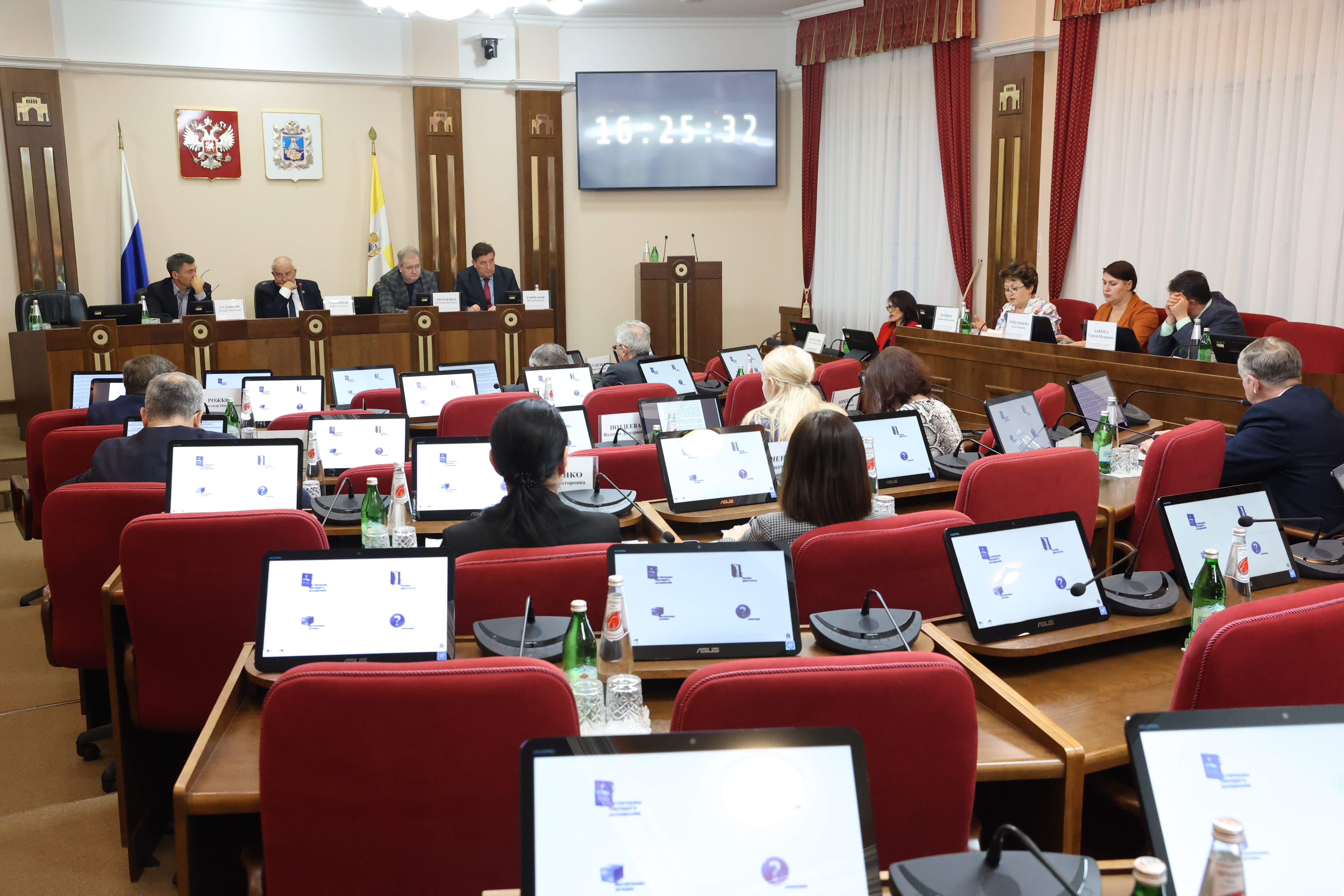 Продолжается работа по совершенствованию регионального законодательства в связи с принятием федерального закона по организации публичной власти