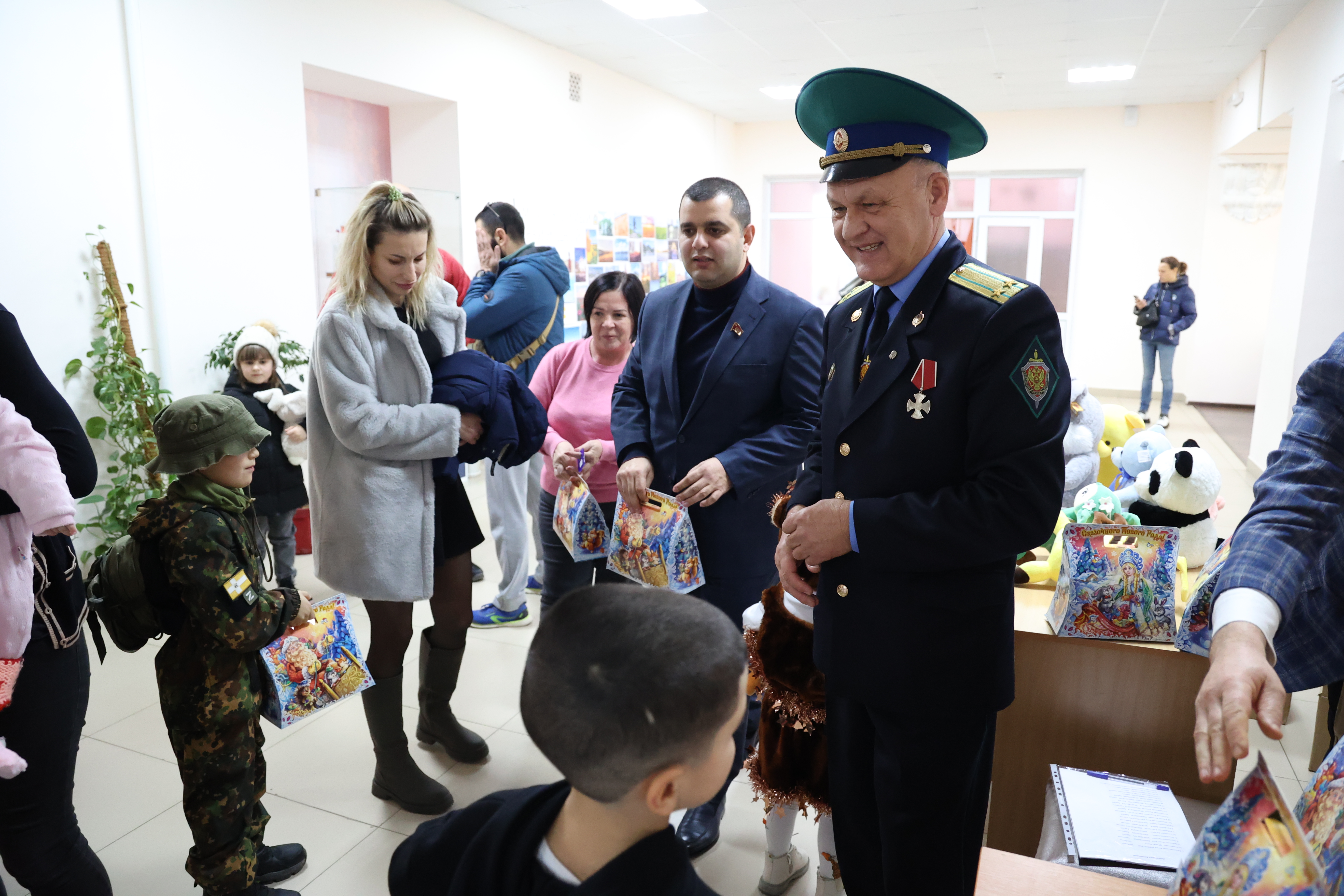 Виктор Лозовой поздравил детей военнослужащих с наступающим Новым годом