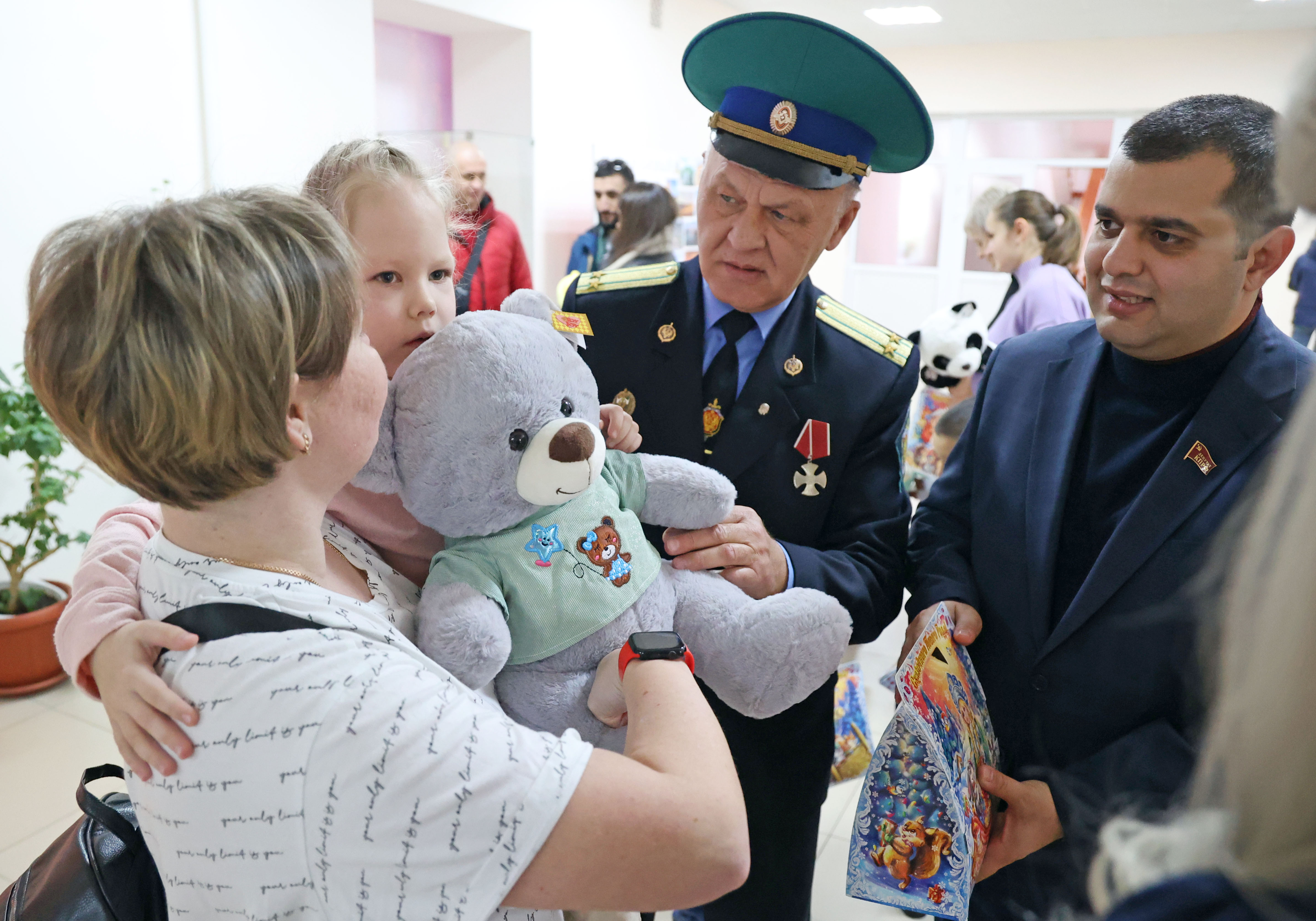 Виктор Лозовой поздравил детей военнослужащих с наступающим Новым годом