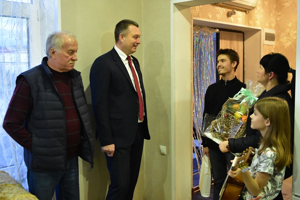 Николай Великдань исполнил новогоднюю мечту девятилетней Полины – участницы акции «Елка желаний»