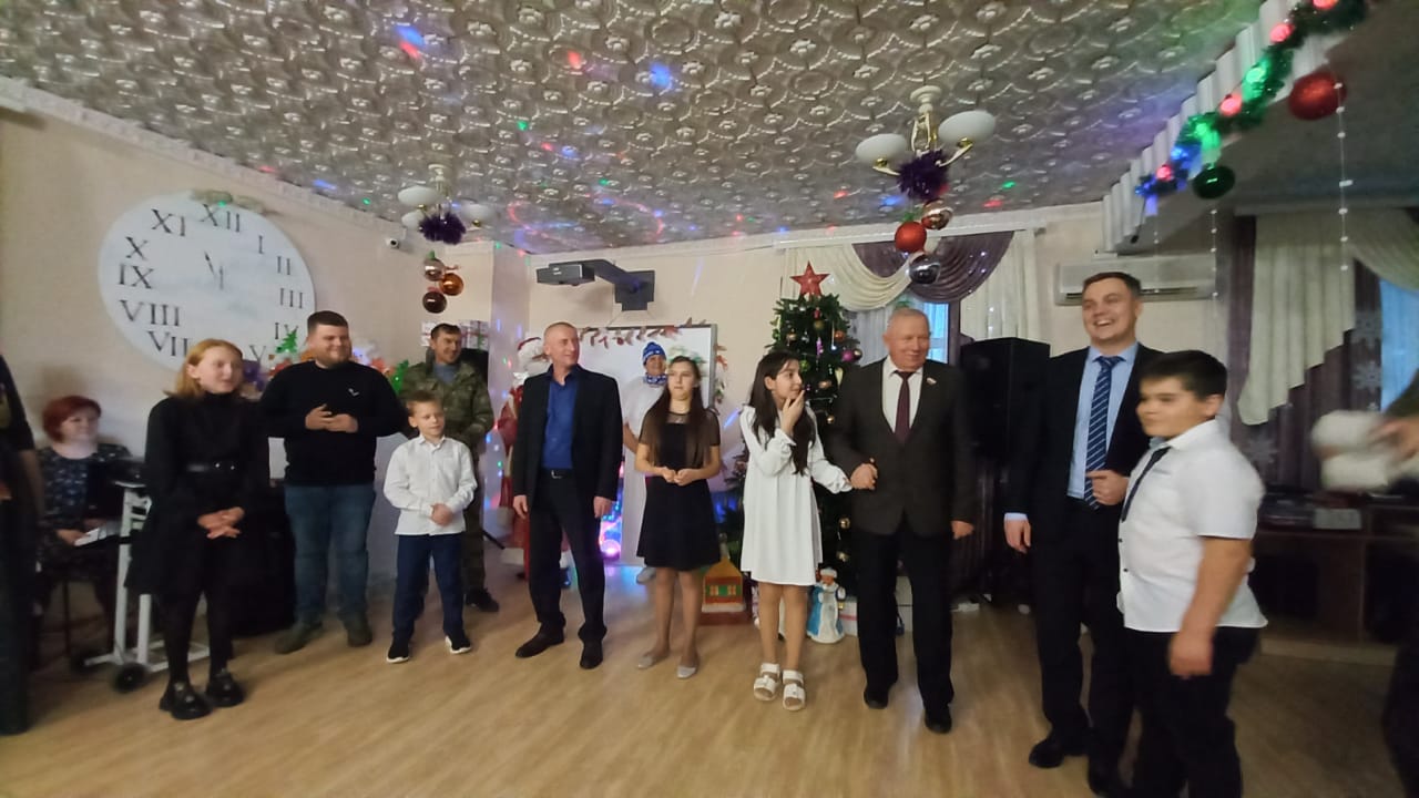 Краевые депутаты поздравили с наступающими новогодними праздниками ребят из детских домов