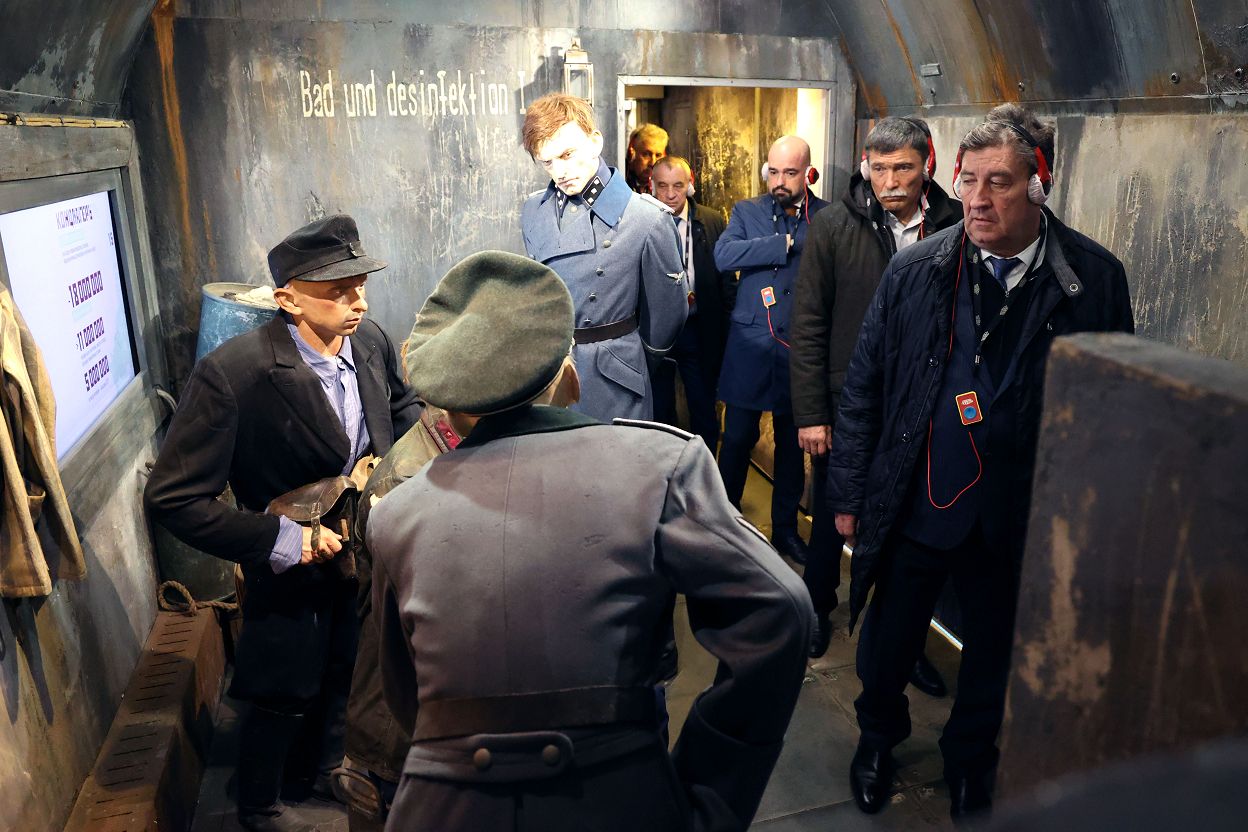 Краевые депутаты ознакомились с экспозицией передвижного музея «Поезд Победы»
