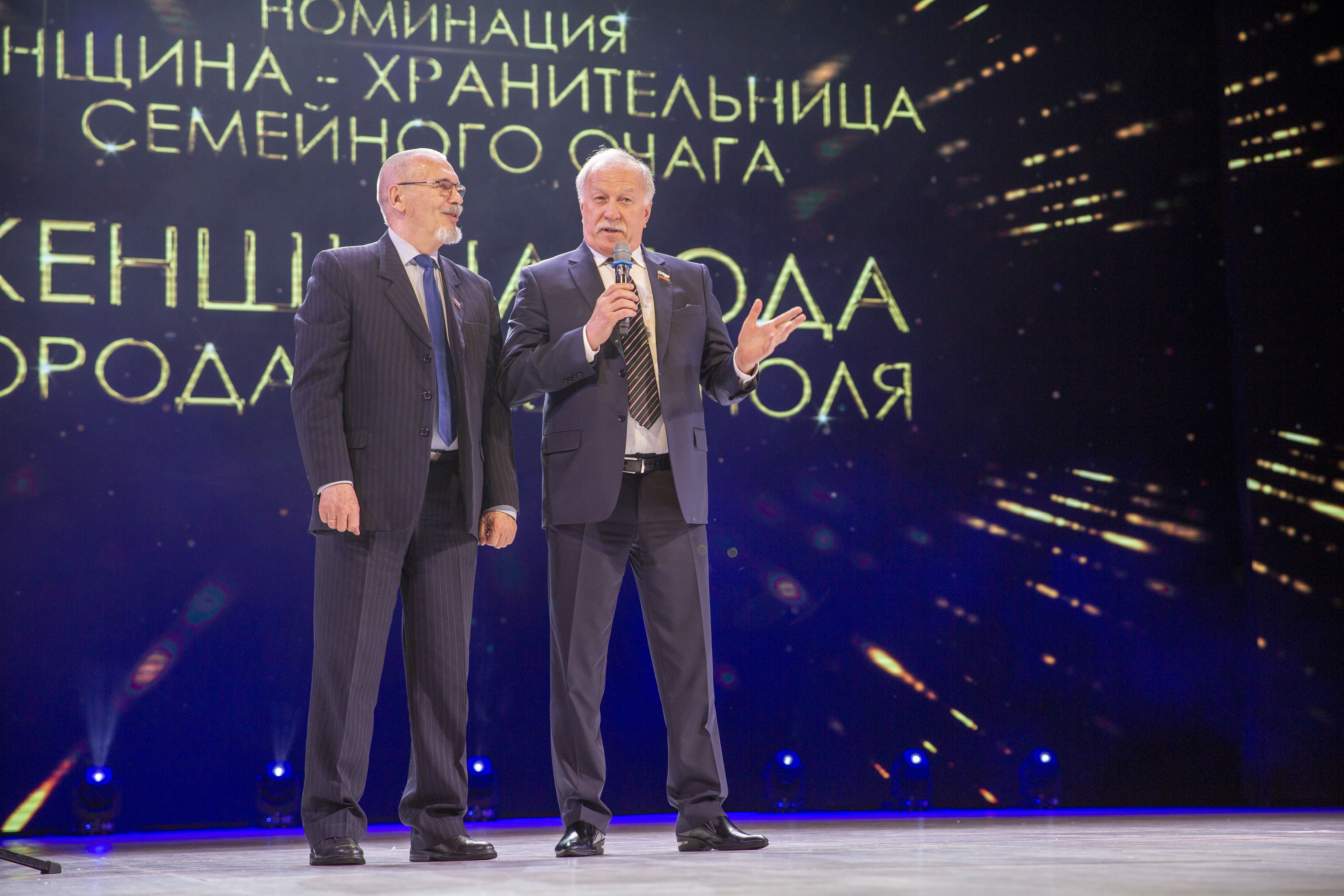Николай Великдань вручил награду «Женщине года города Ставрополя»