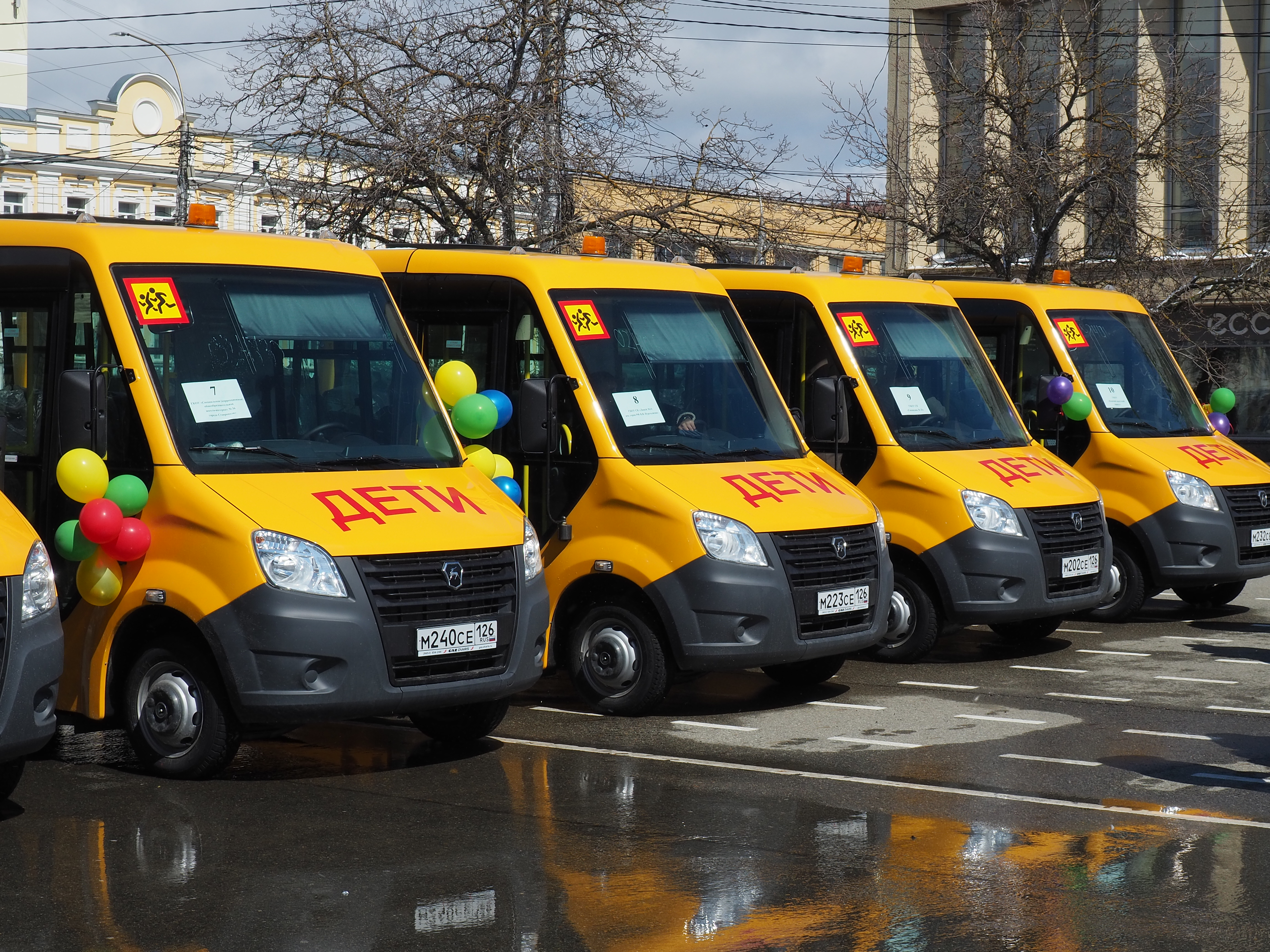 Николай Великдань вручил ключи от десяти новых школьных автобусов