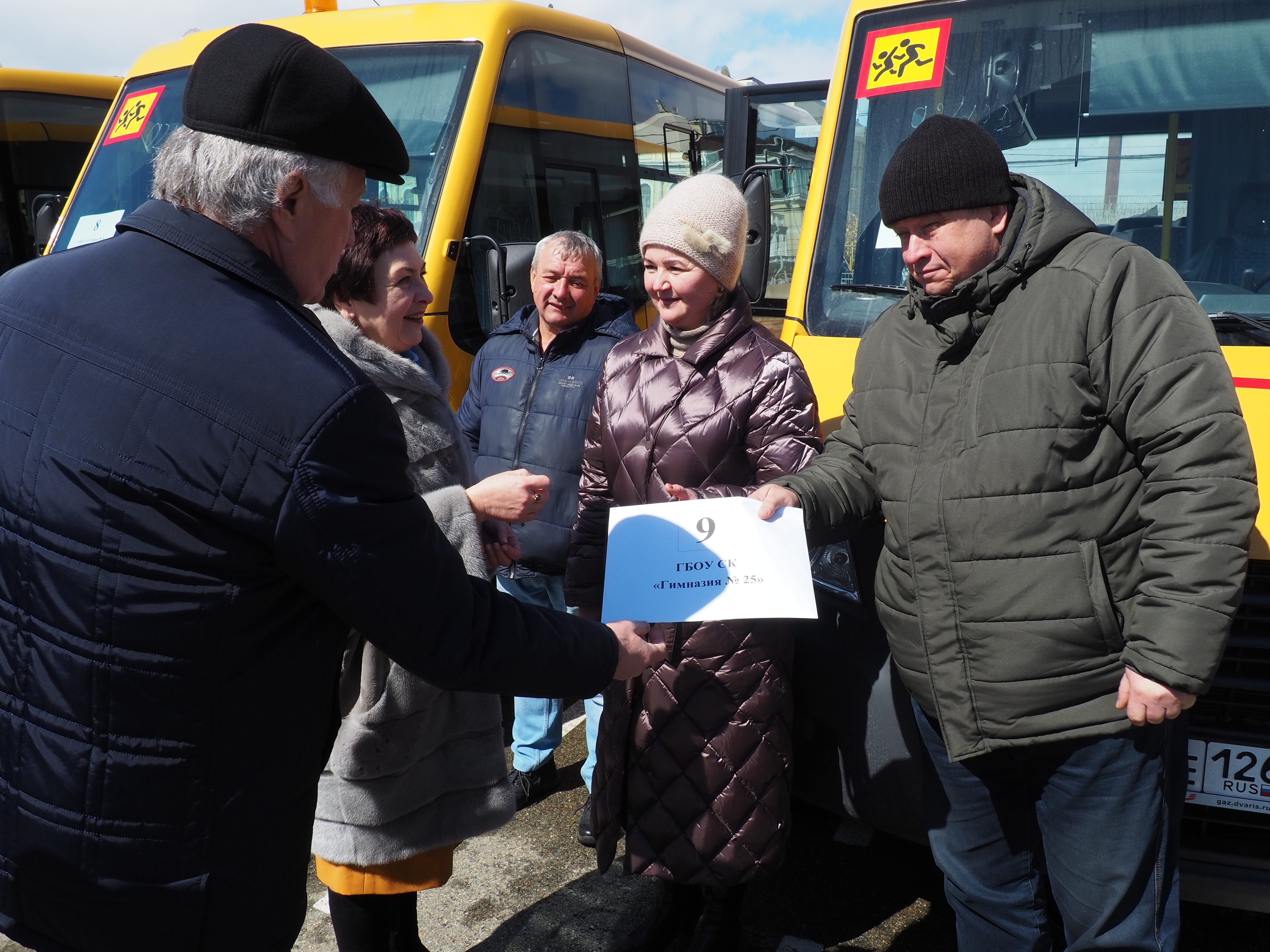 Николай Великдань вручил ключи от десяти новых школьных автобусов