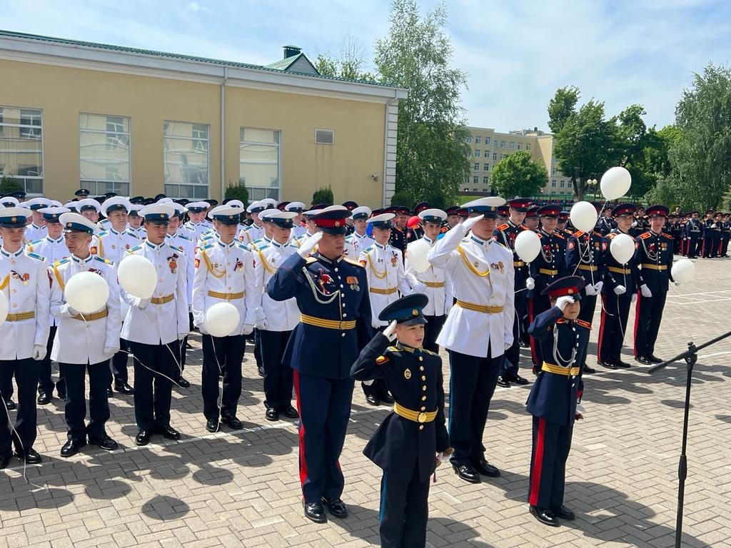 Сергей Шевелев принял участие в Последнем звонке в Ставропольском президентском кадетском училище