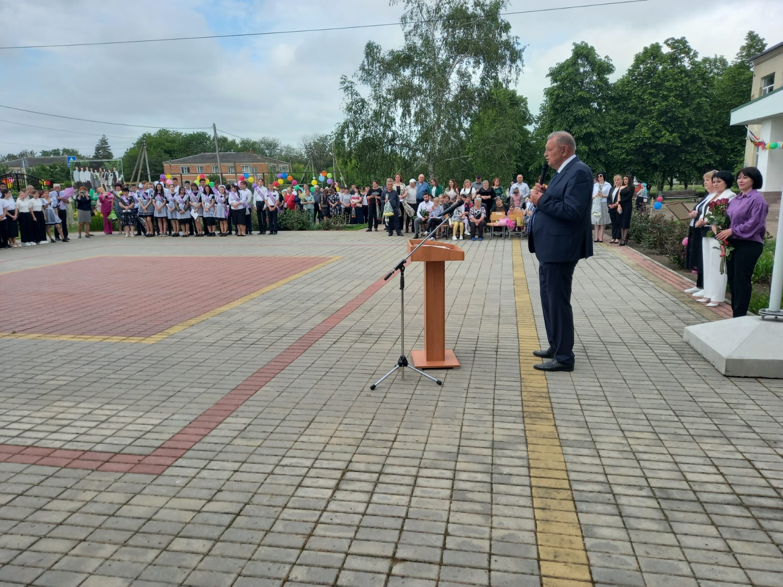 Краевые депутаты поздравили выпускников с окончанием учебного года