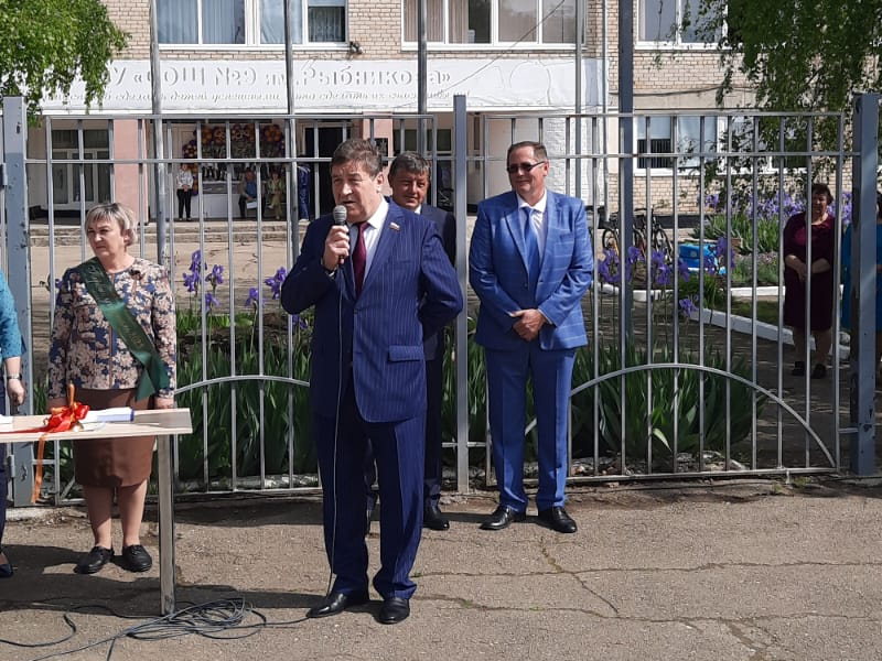 Краевые депутаты поздравили выпускников с окончанием учебного года