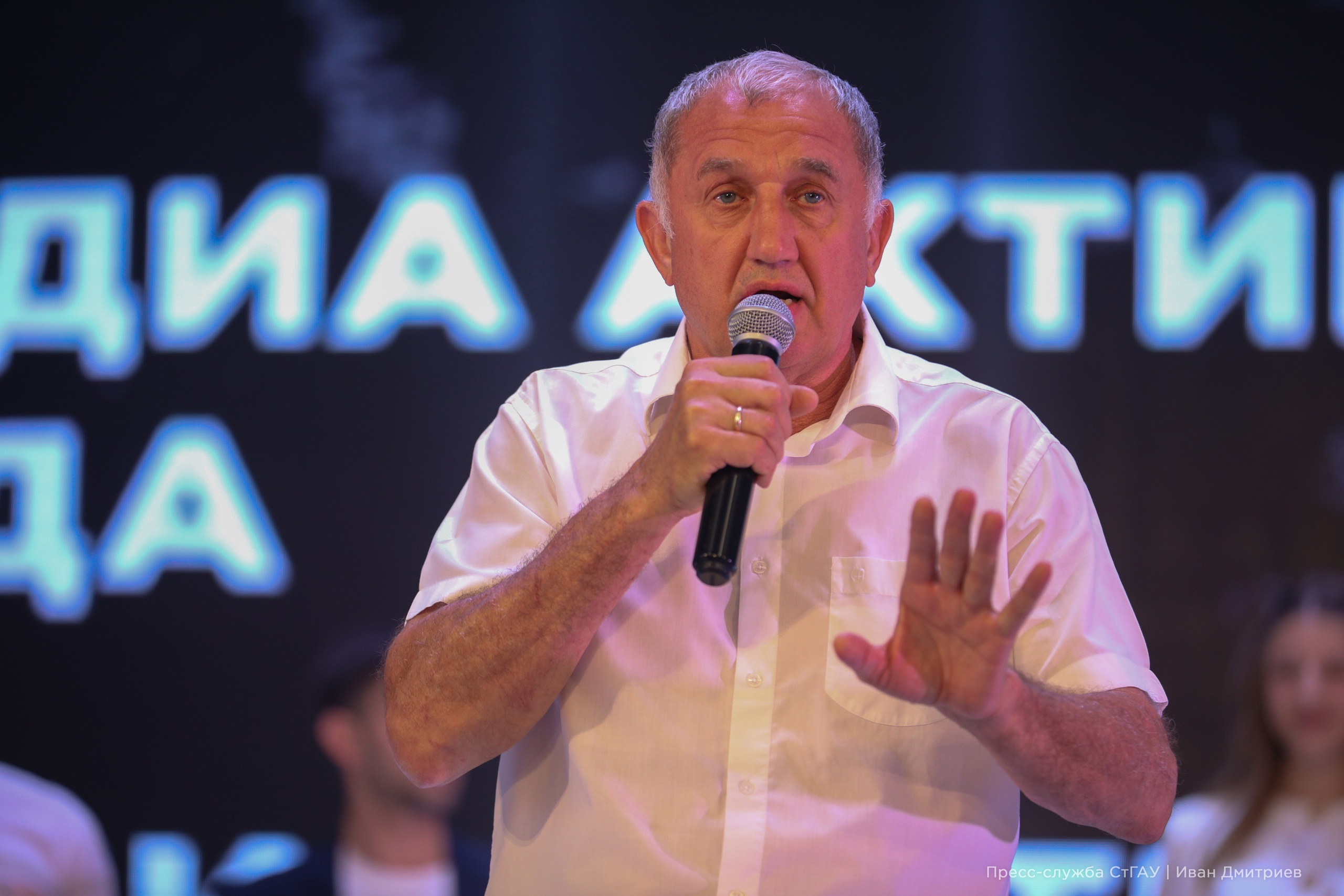 Игорь Андрющенко вручил дипломы студентам СтГАУ