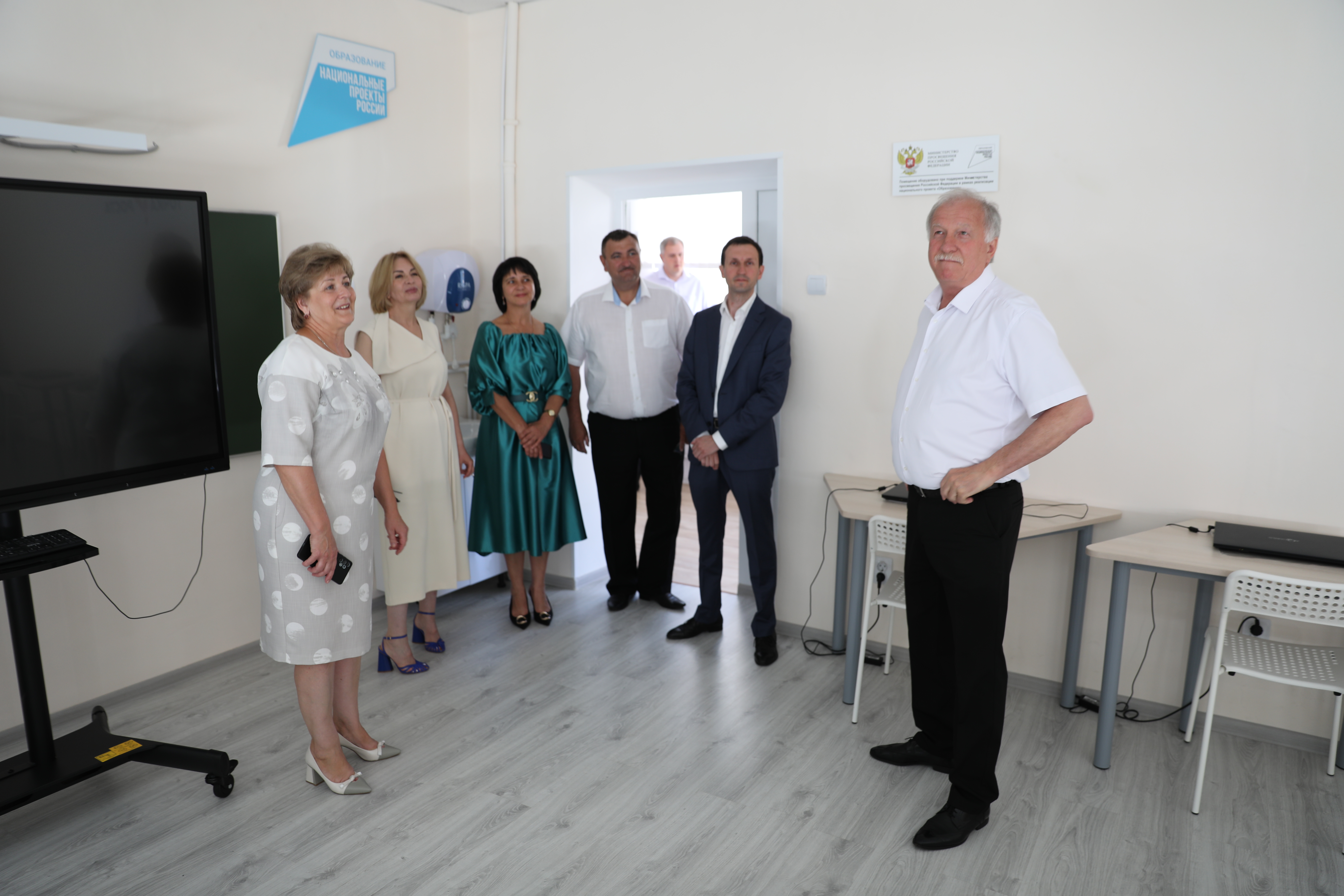 Николай Великдань вручил золотые медали труновским выпускникам