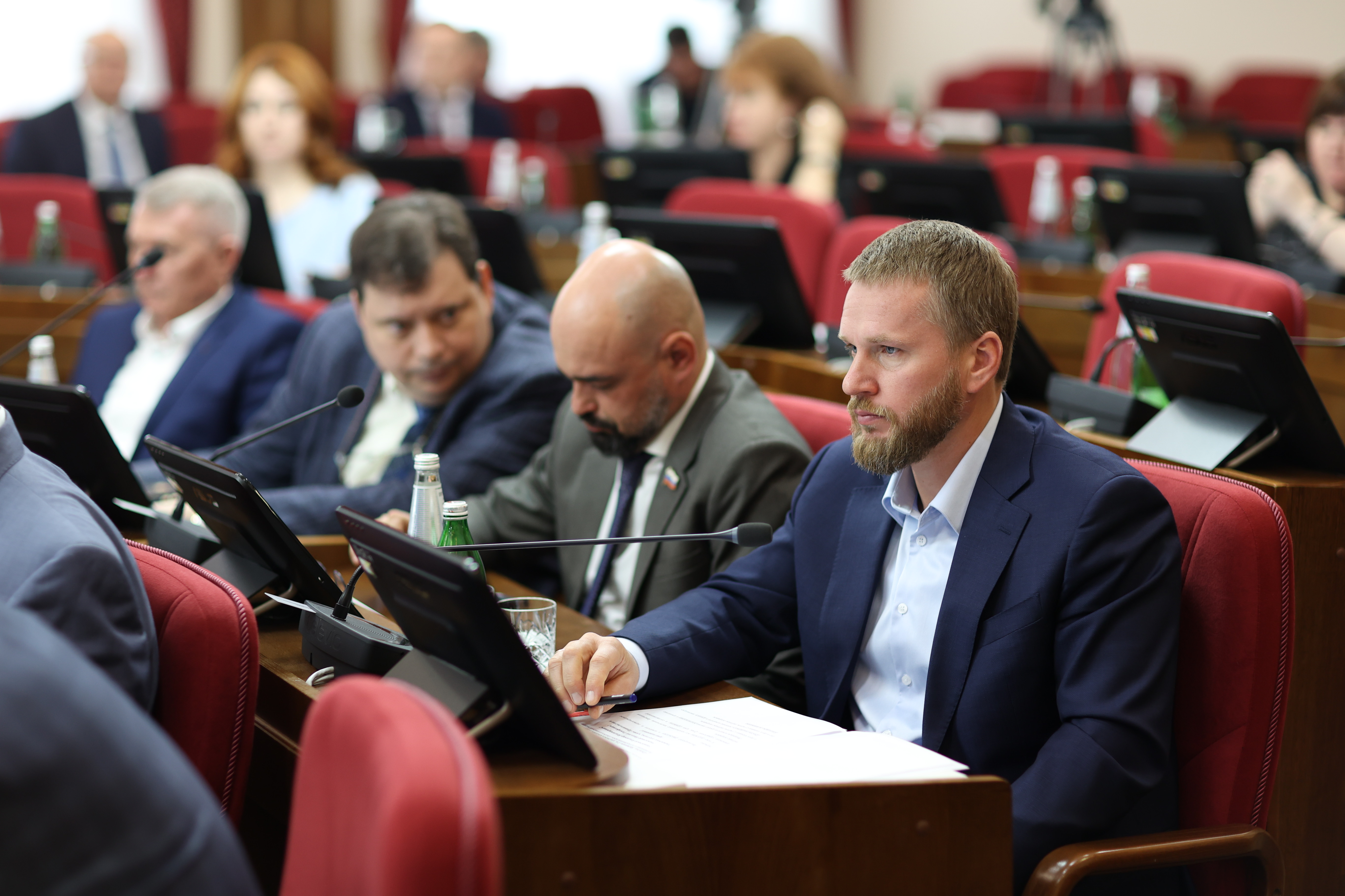 Приняты изменения в краевой закон "О некоторых мерах по защите прав и законных интересов несовершеннолетних"