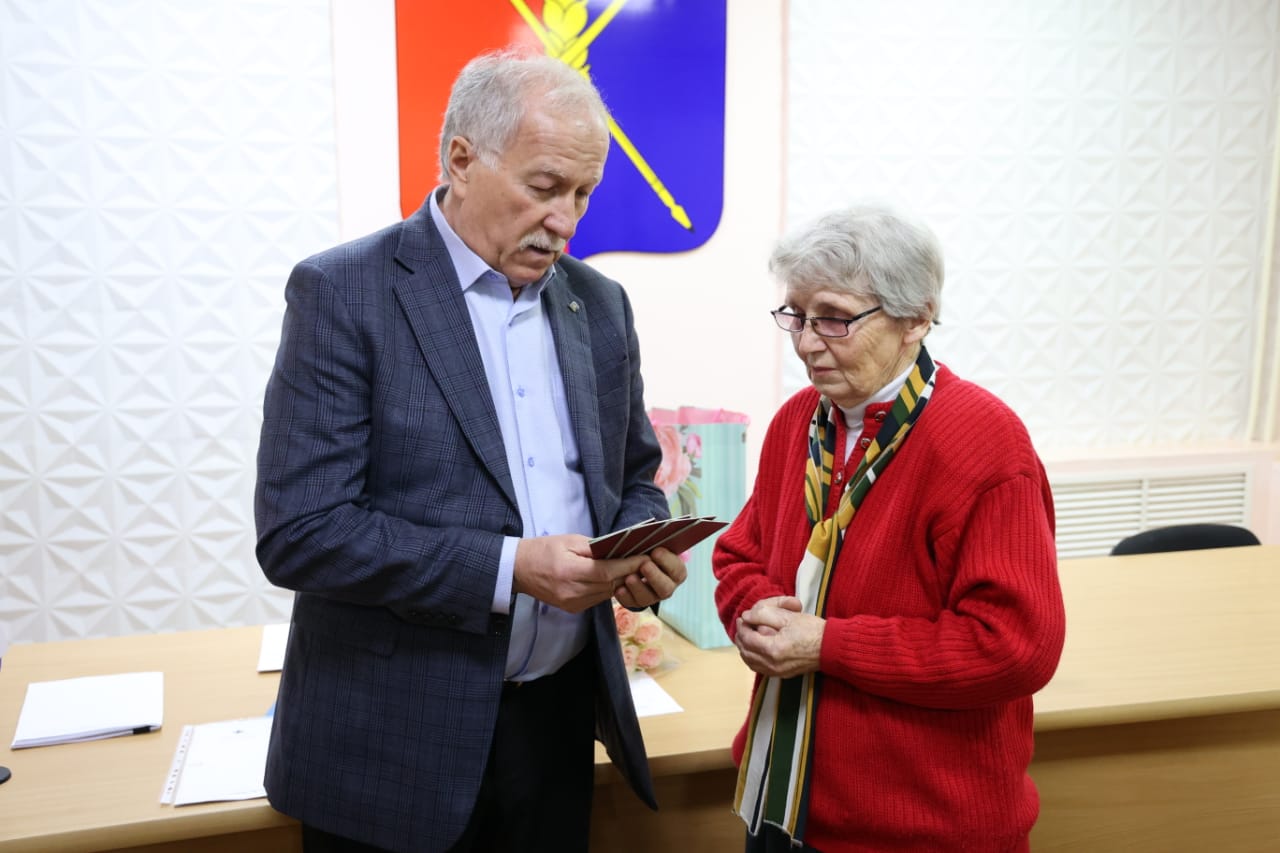 Николай Великдань передал государственные награды родным погибших героев Великой Отечественной войны