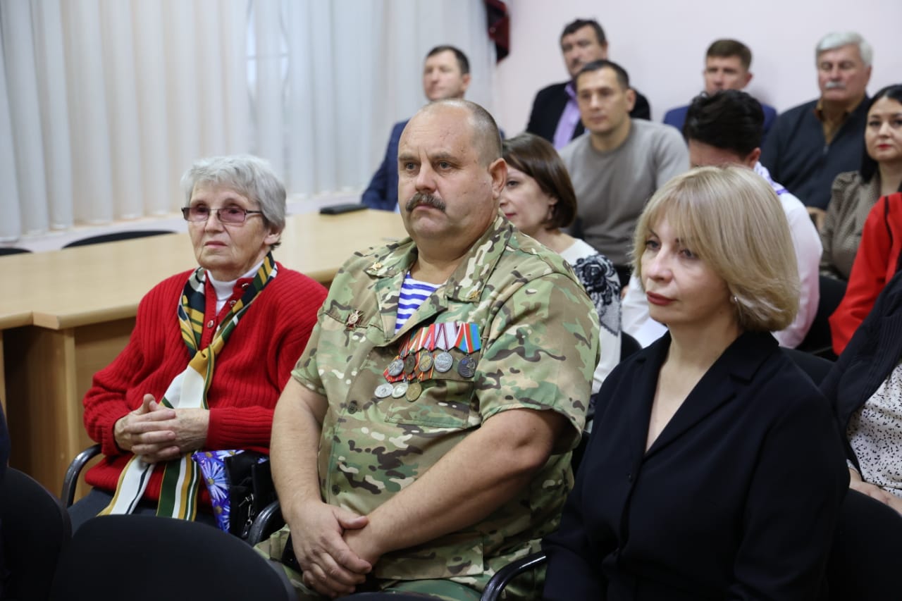Николай Великдань передал государственные награды родным погибших героев Великой Отечественной войны