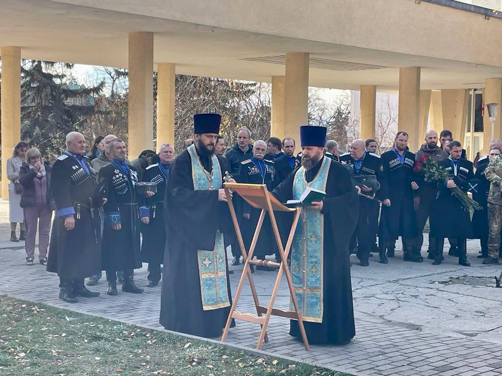 Валентин Аргашоков поздравил горячеводских казачек с Днем матери-казачки