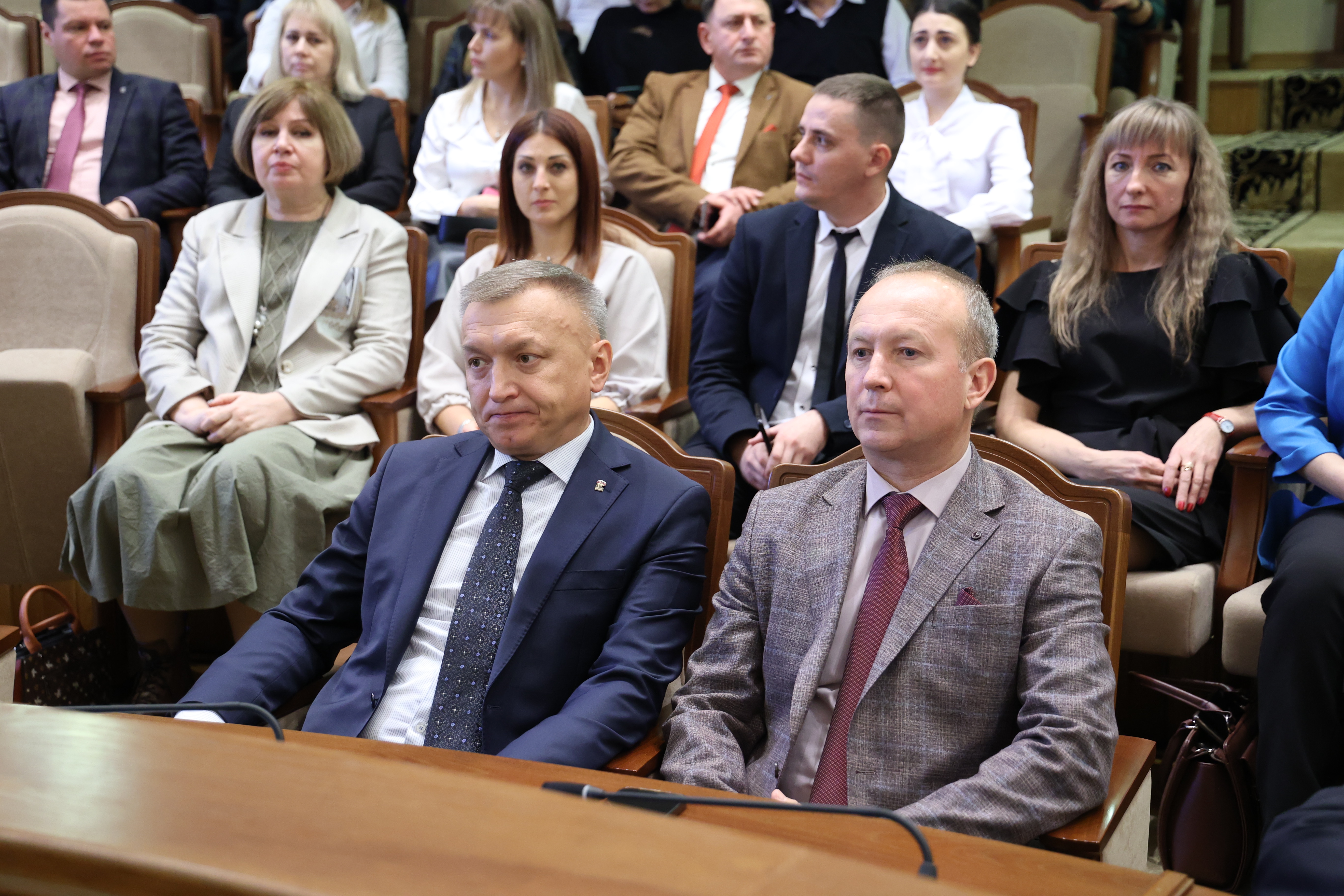 Виктор Гончаров вручил награды Думы края лучшим работникам  МФЦ Ставрополья