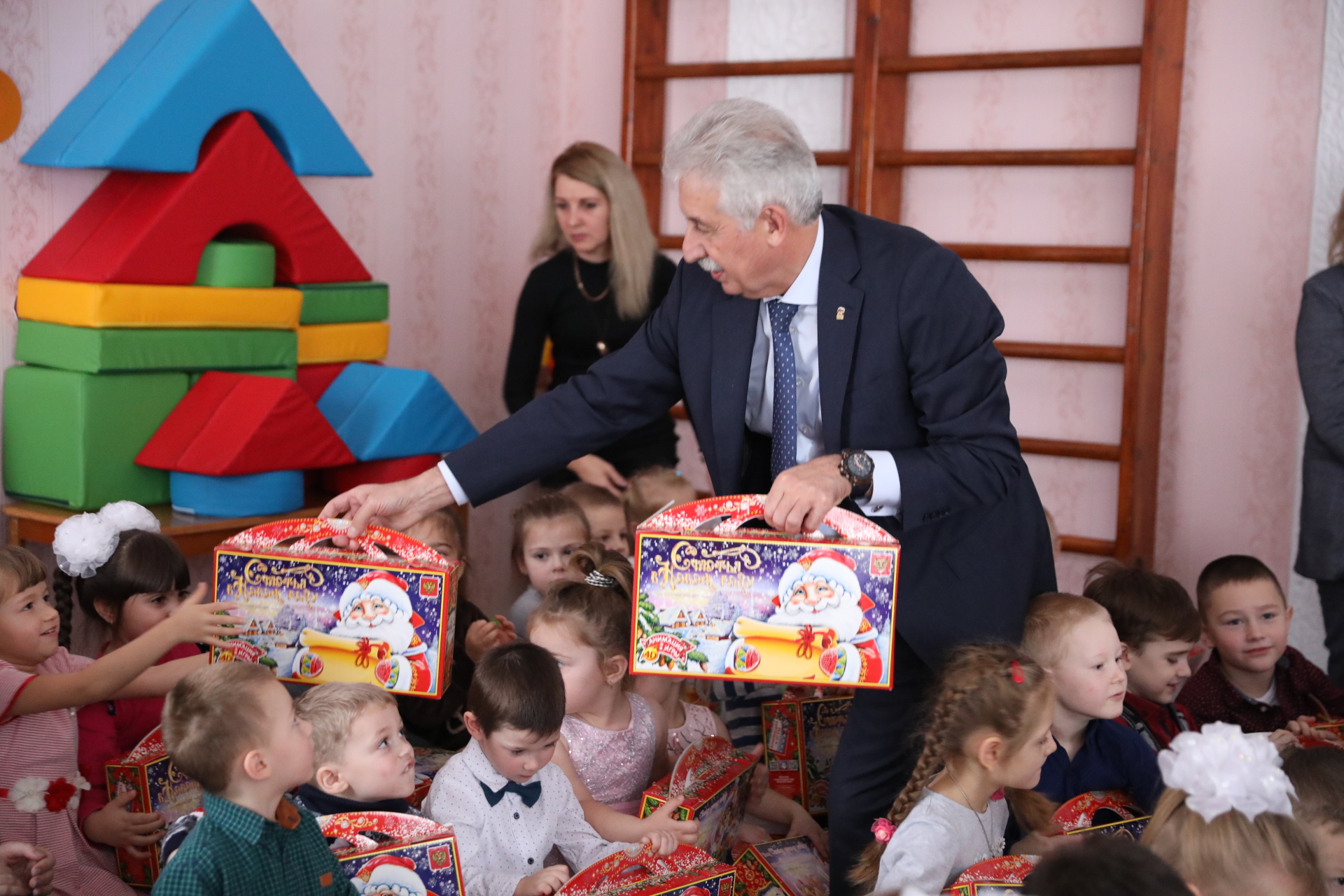 Депутаты Думы Ставропольского края привезли новогодние подарки для детей Антрацитовского района ЛНР