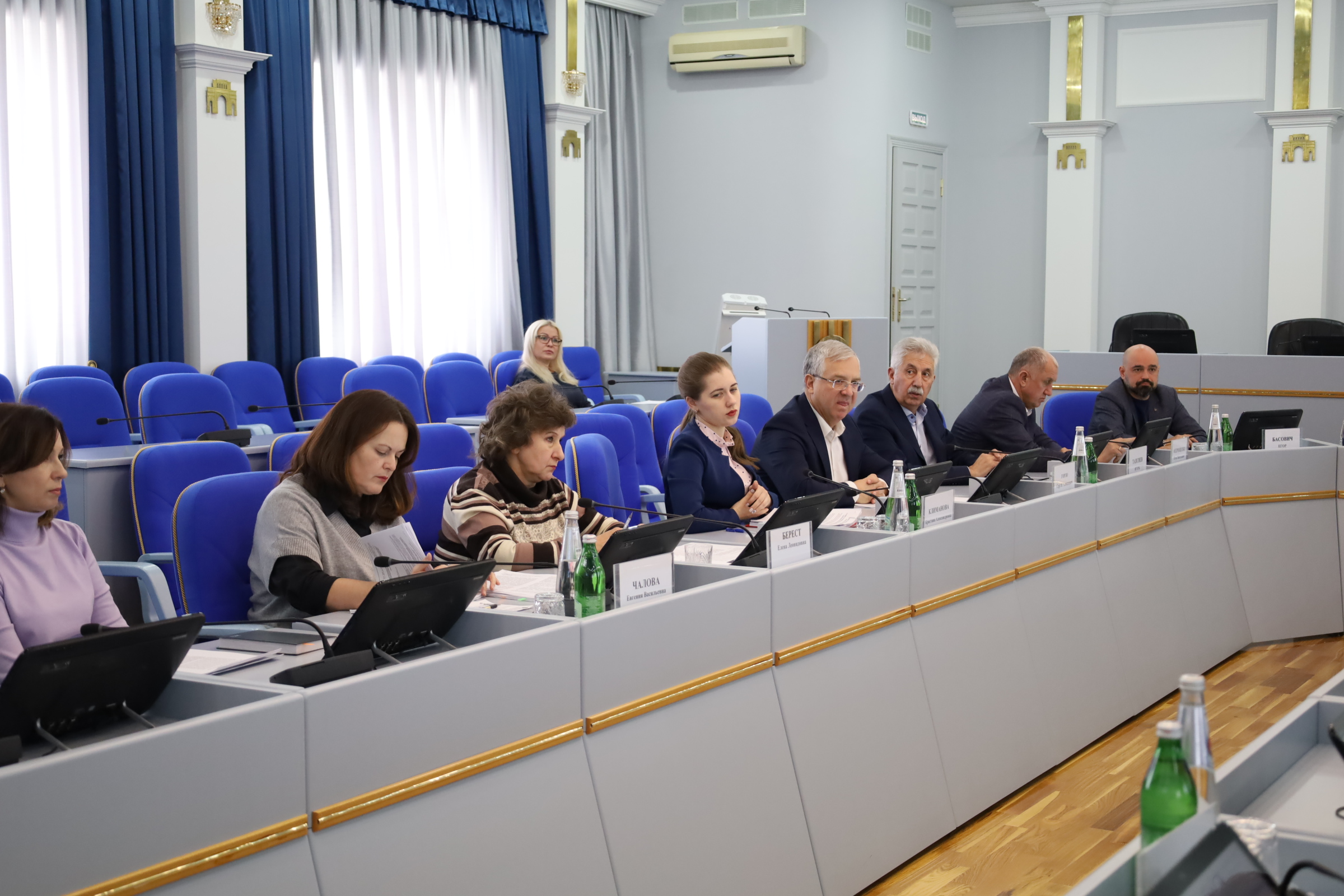 Депутаты работают над краевыми законами, регулирующими молодежную политику и соцподдержку детей-сирот