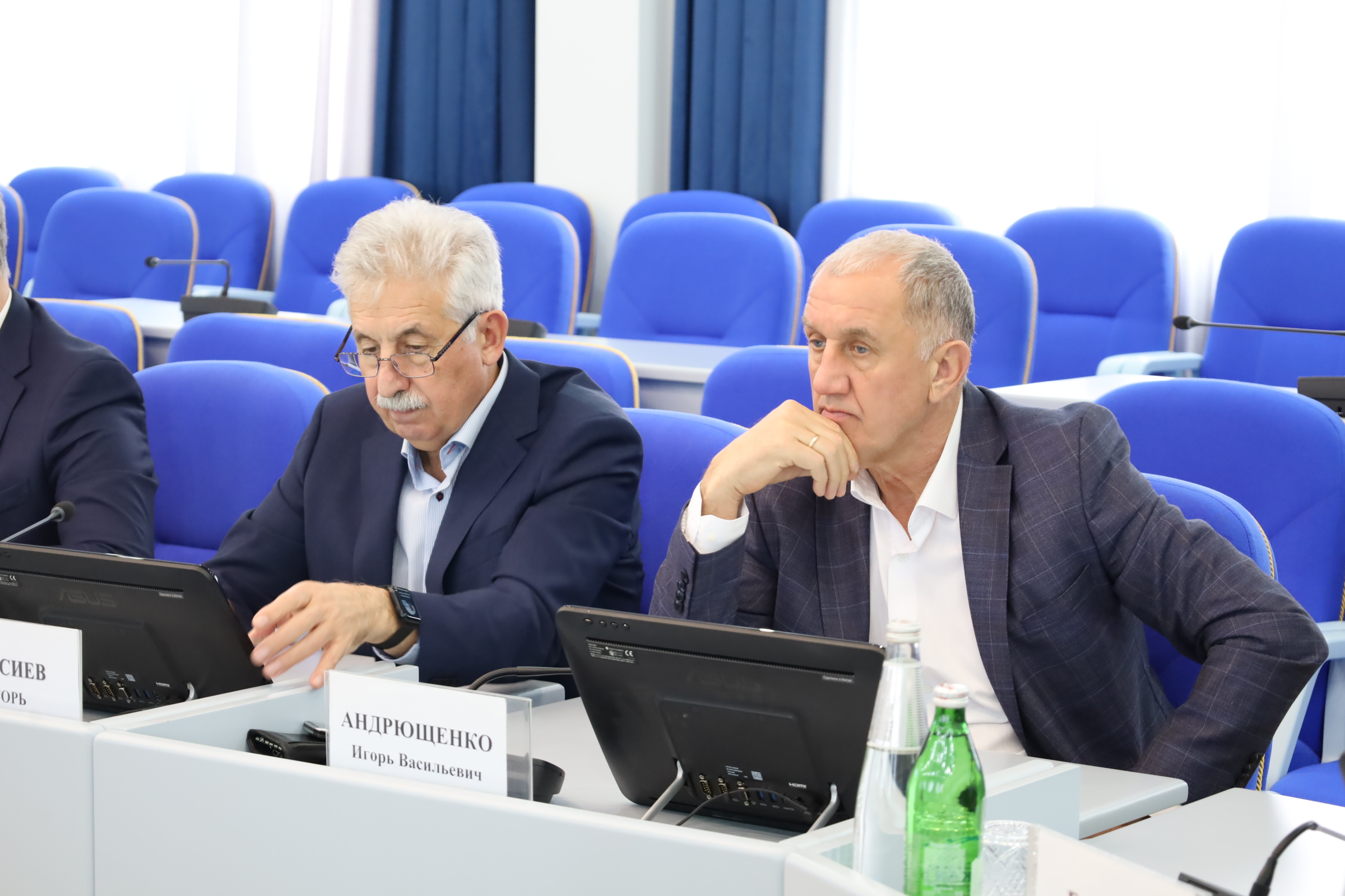 Депутаты работают над краевыми законами, регулирующими молодежную политику и соцподдержку детей-сирот