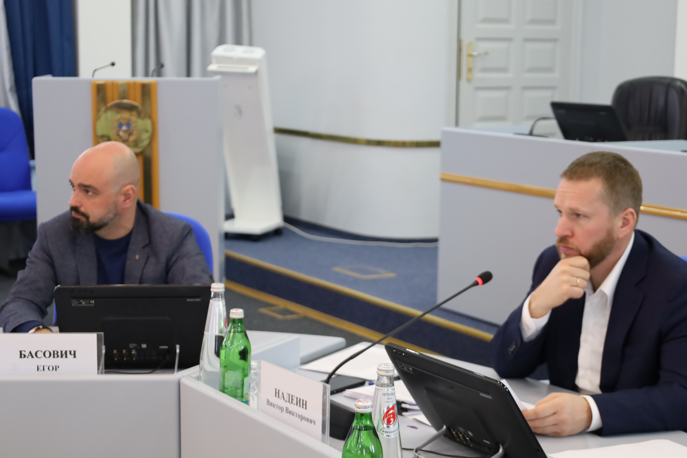 Депутаты работают над краевыми законами, регулирующими молодежную политику и соцподдержку детей-сирот