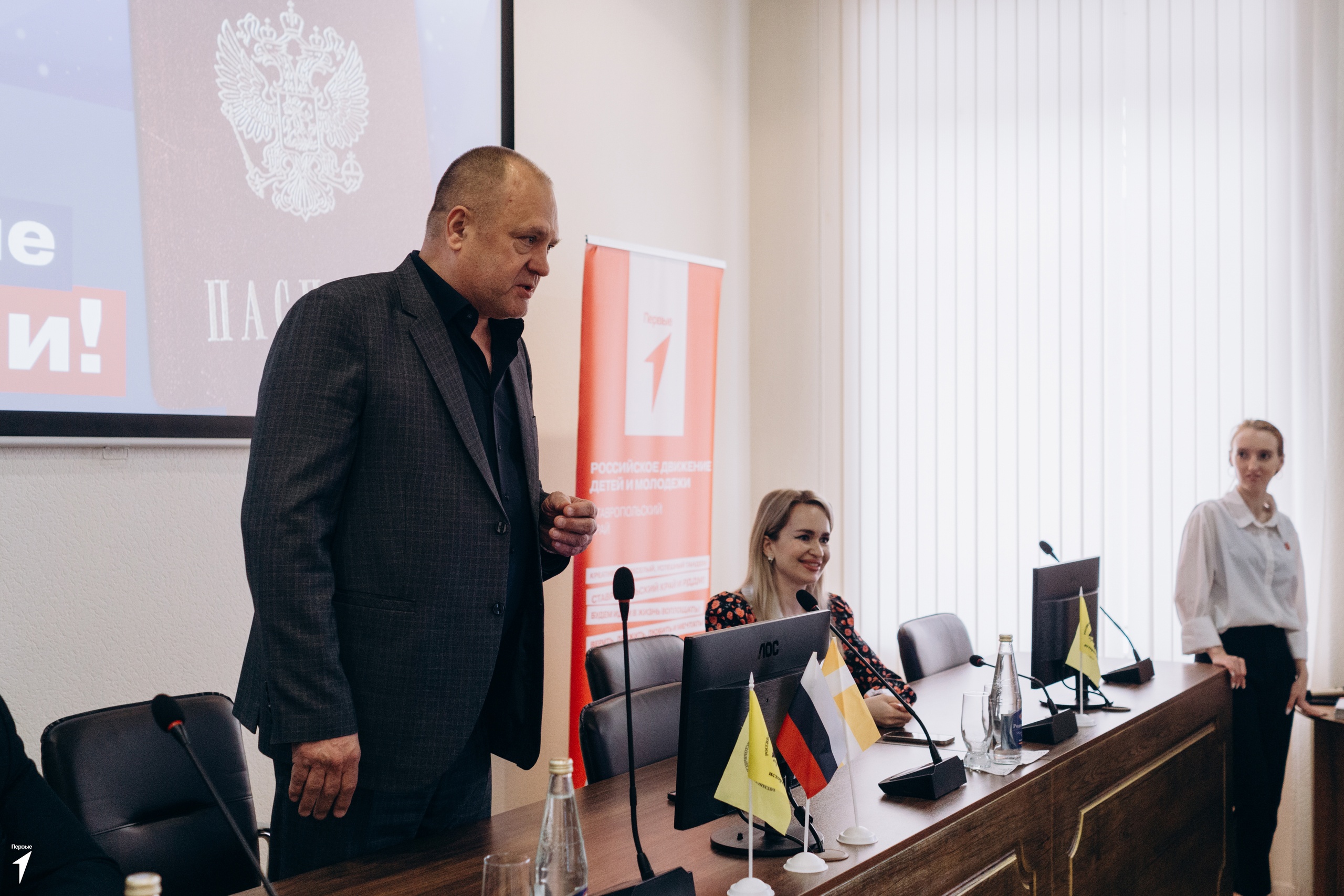 Депутат Сергей Шевелев вручил паспорта юным участникам  «Движения первых»