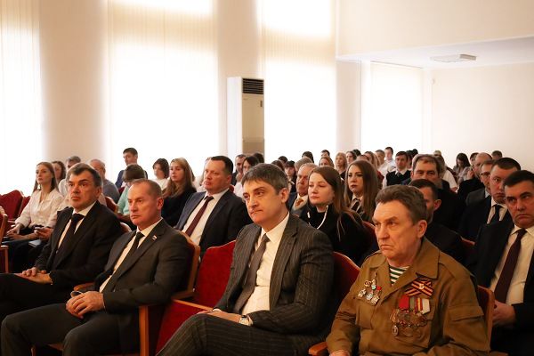 Краевые депутаты обсудили вопросы патриотического воспитания