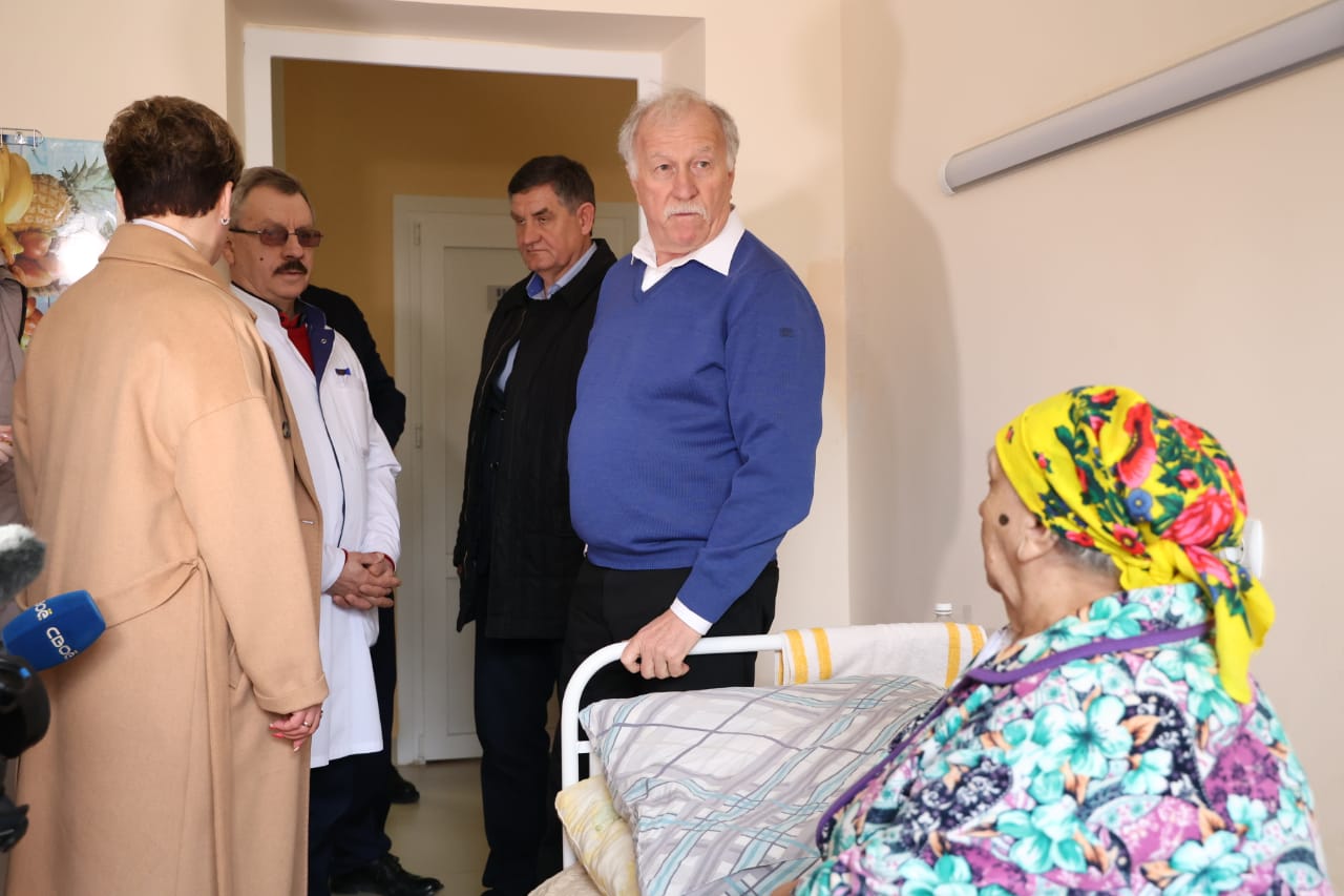 Николай Великдань посетил социальные объекты в поселке Красочном Ипатовского округа