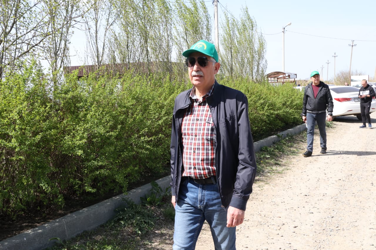 Депутаты и сотрудники аппарата краевой Думы провели субботник на территории Русского леса