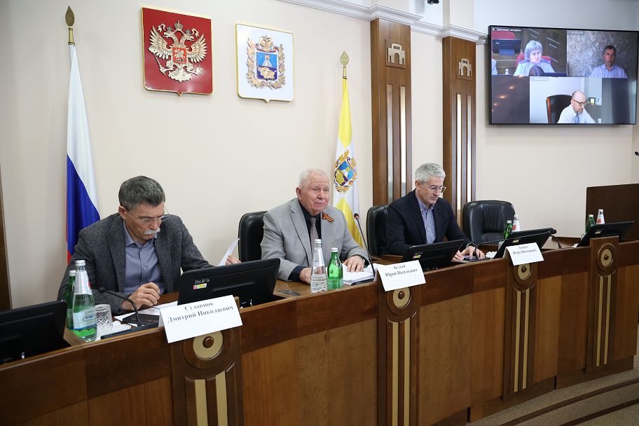 Краевые депутаты предложили развивать государственную аптечную сеть и запретить продажу сжиженного газа несовершеннолетним