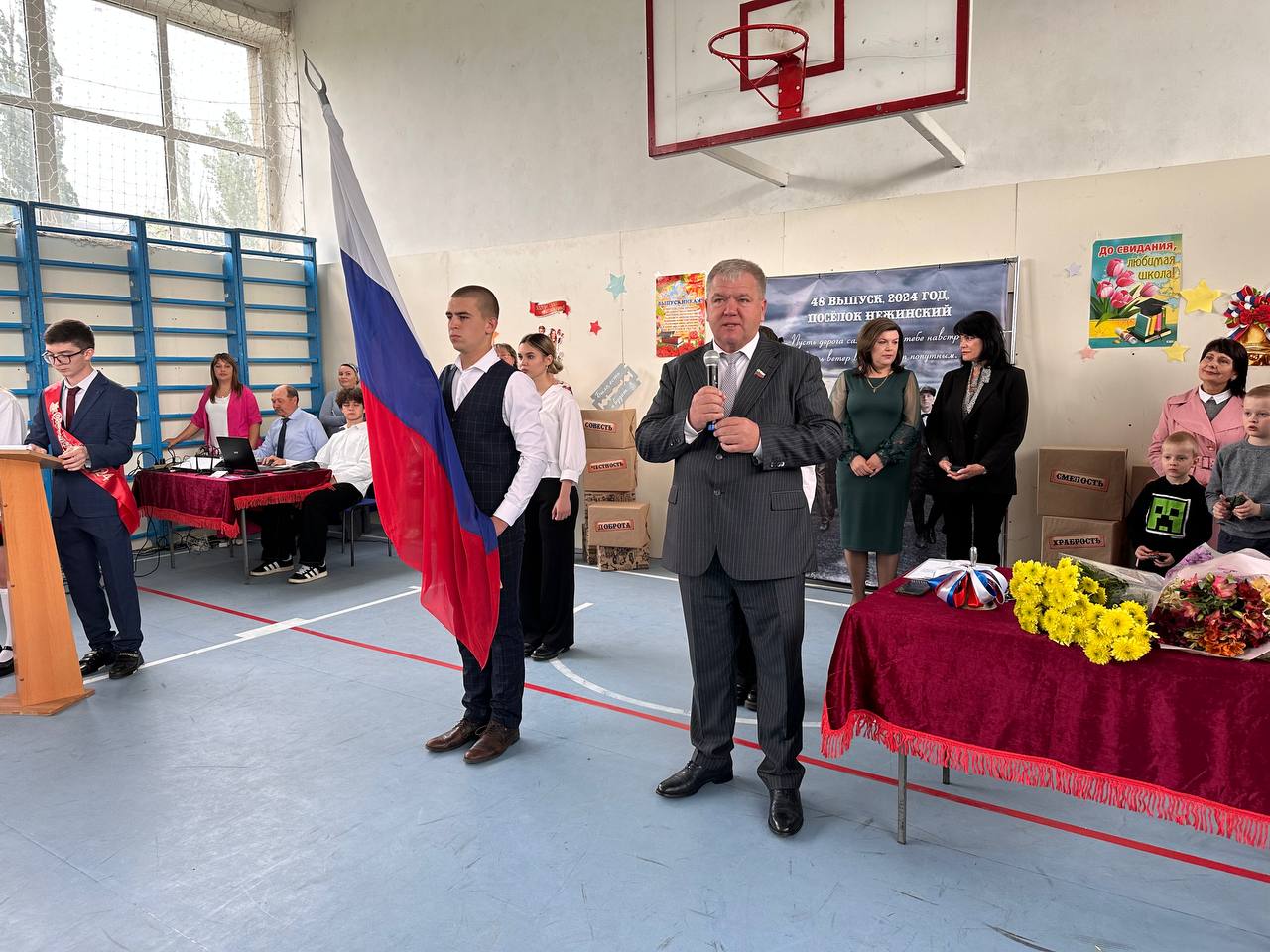 Краевые депутаты поздравили выпускников с окончанием школы
