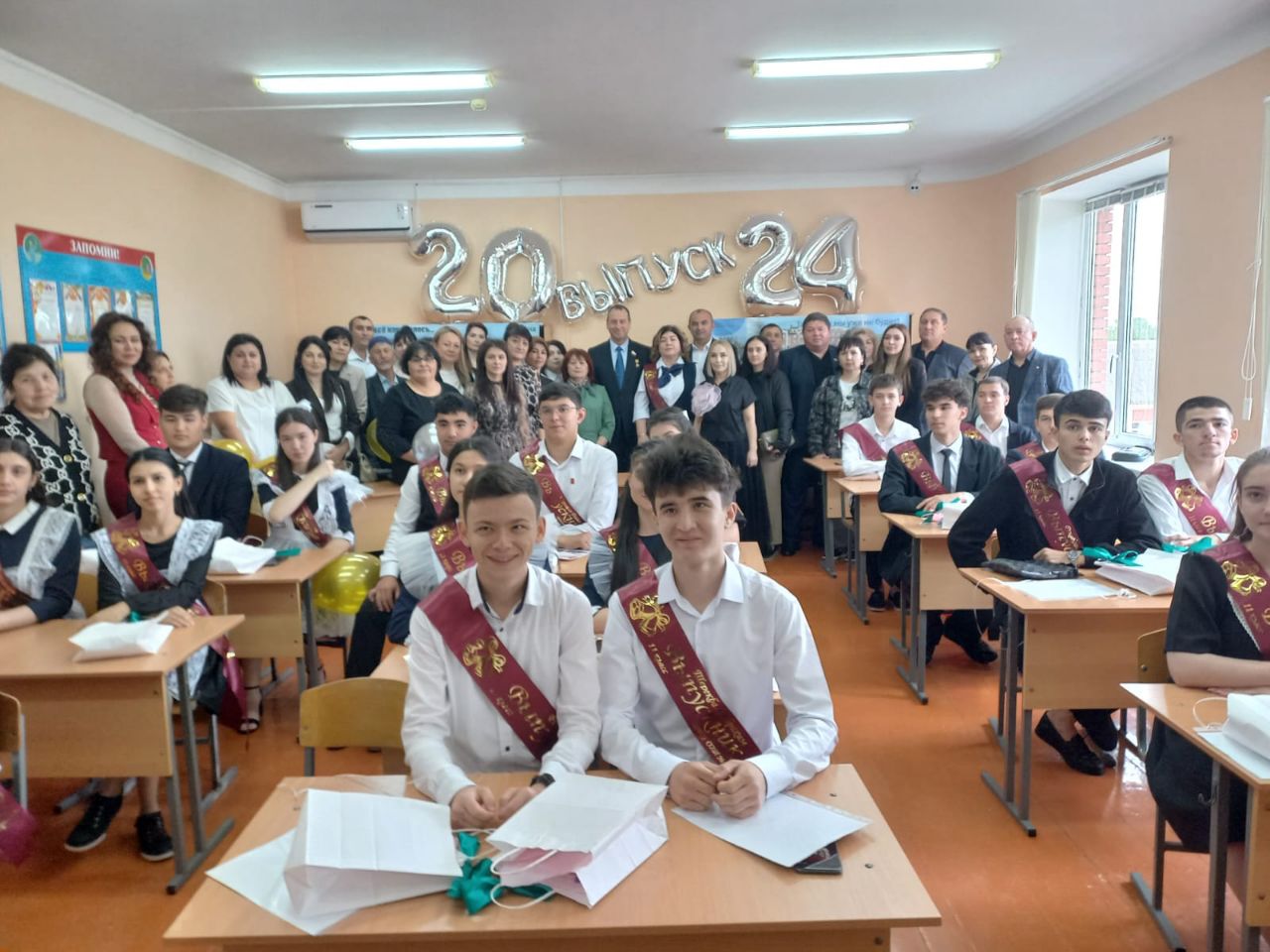 Краевые депутаты поздравили выпускников с окончанием школы