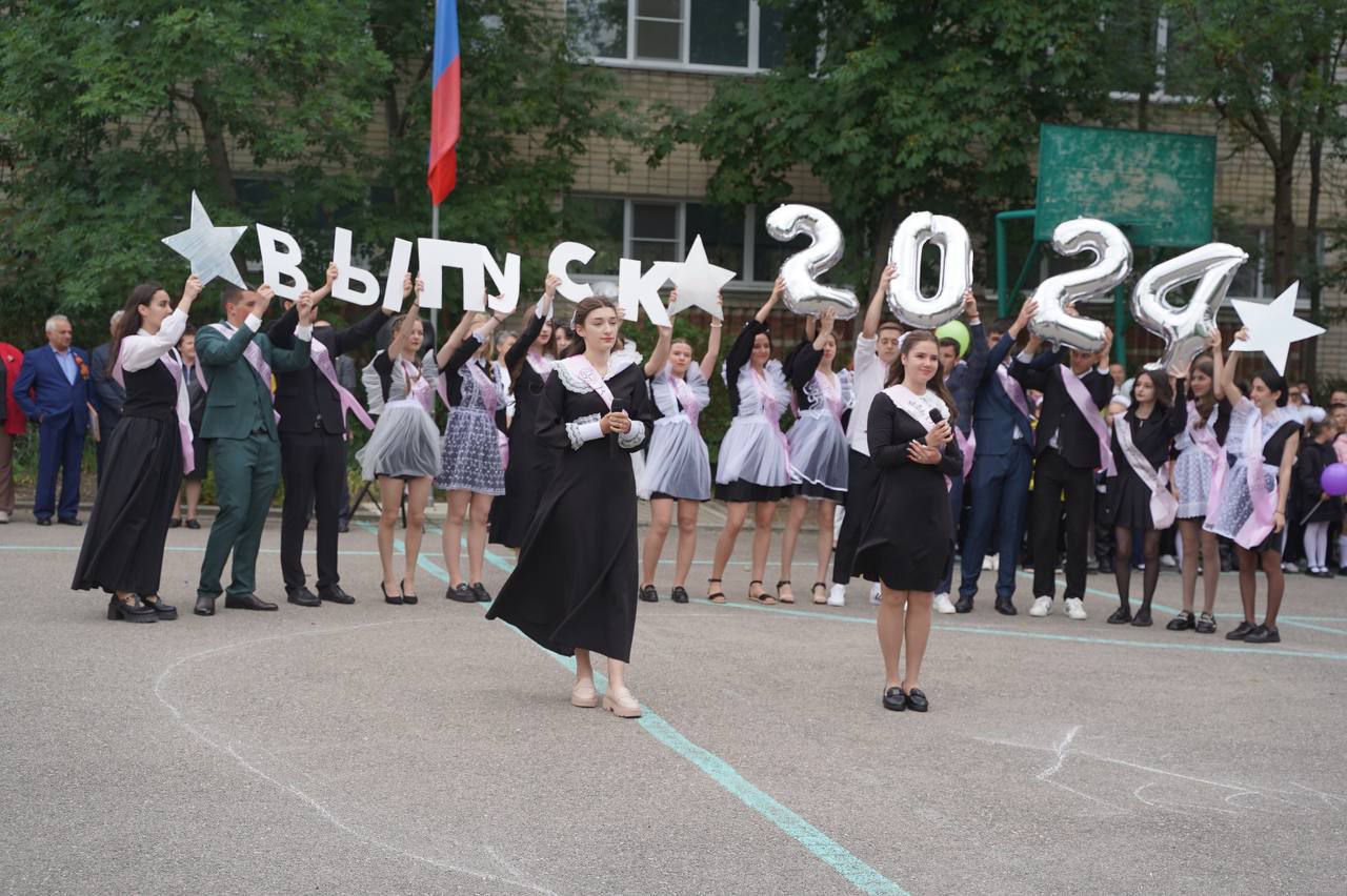 Краевые депутаты поздравили выпускников с окончанием школы