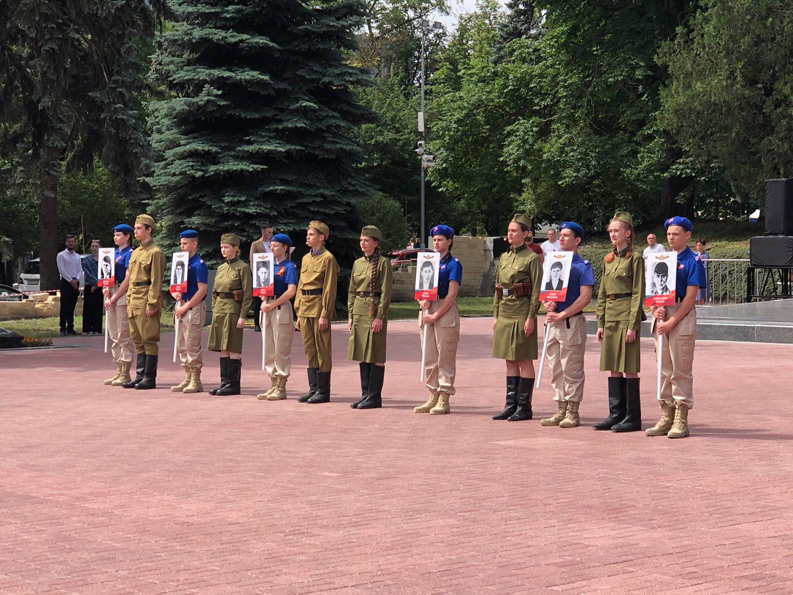 Депутаты Думы Ставрополья возложили цветы к мемориалу «Вечная слава»