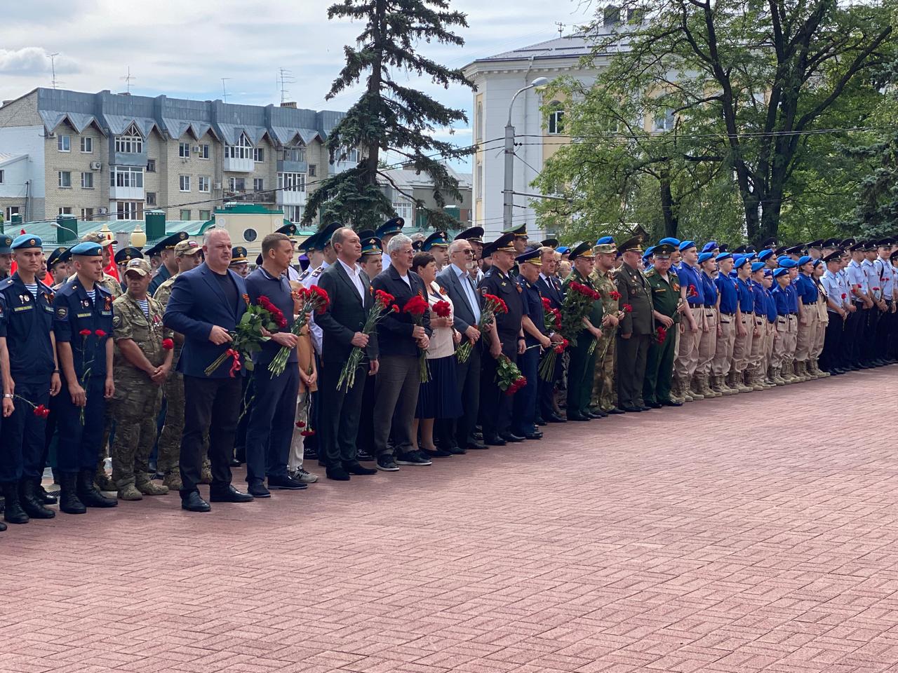 Депутаты Думы Ставрополья возложили цветы к мемориалу «Вечная слава»