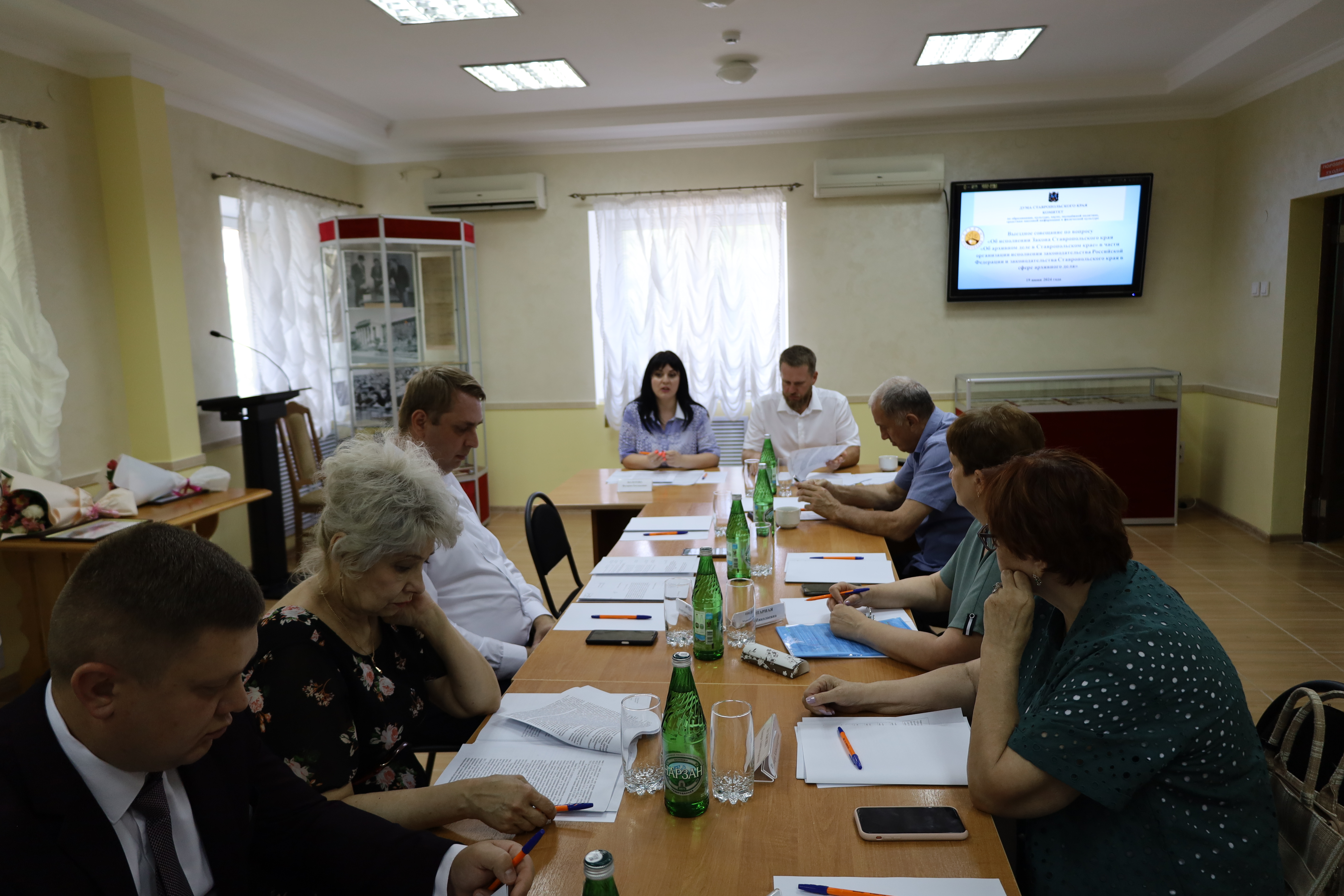 Краевые депутаты ознакомились с организацией архивного дела в государственных архивах региона