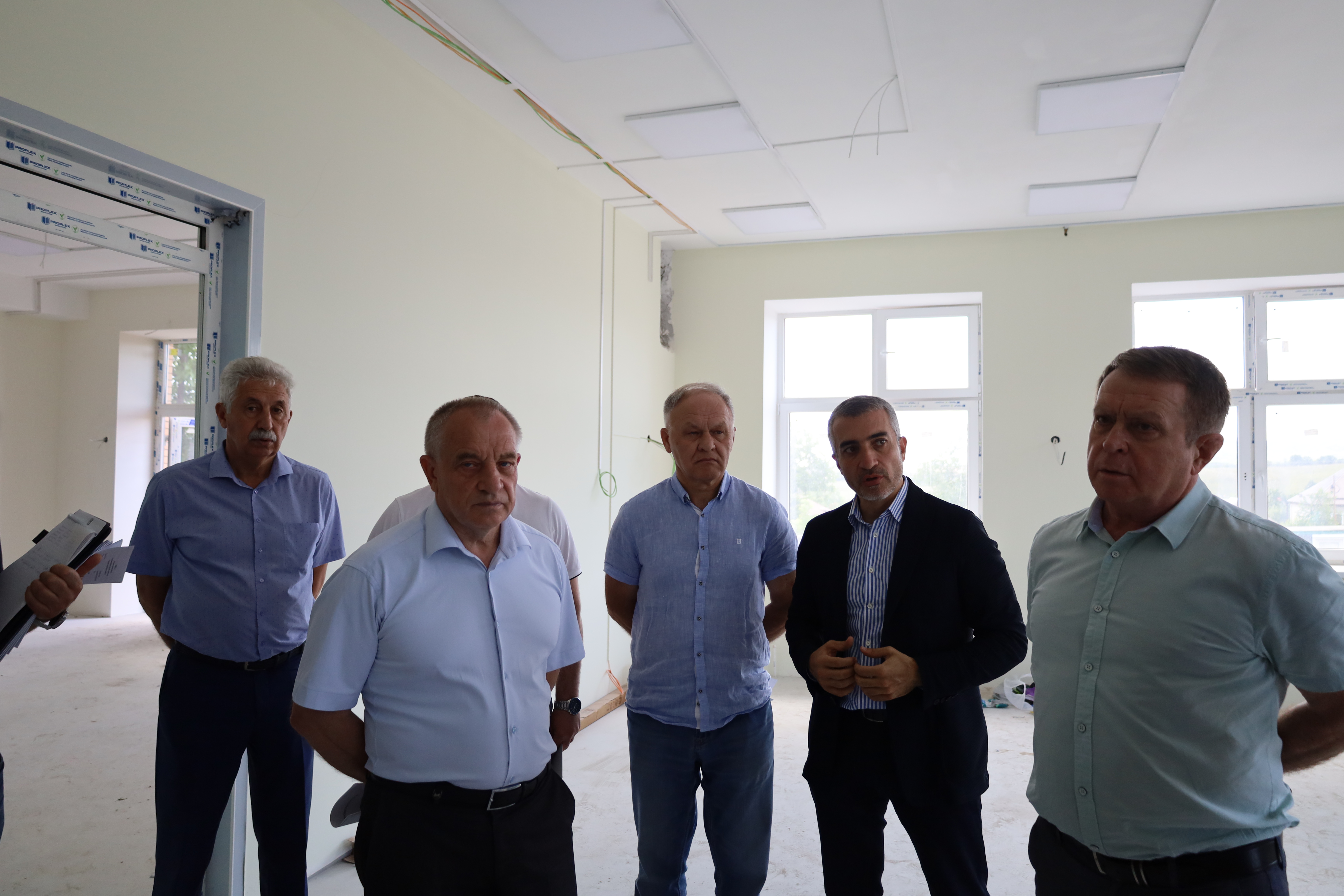 Законодатели держат на контроле завершение строительства детского сада в селе Новоблагодарном