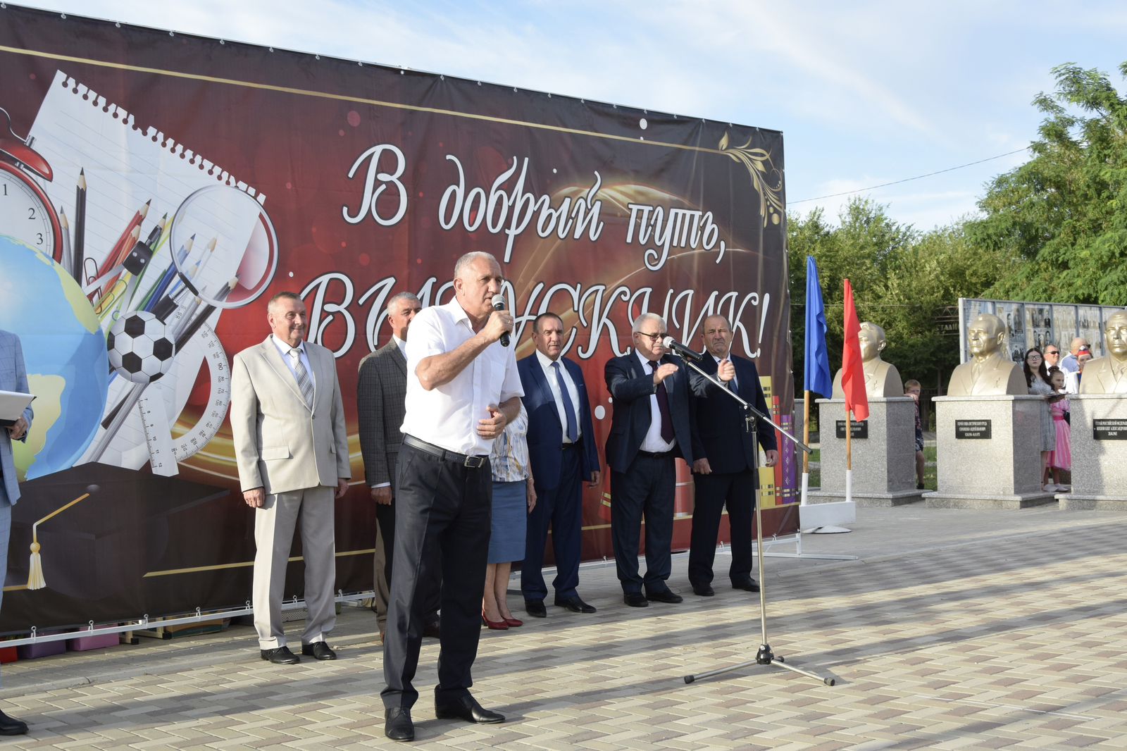 Депутаты поздравили выпускников Ставрополья с окончанием школы
