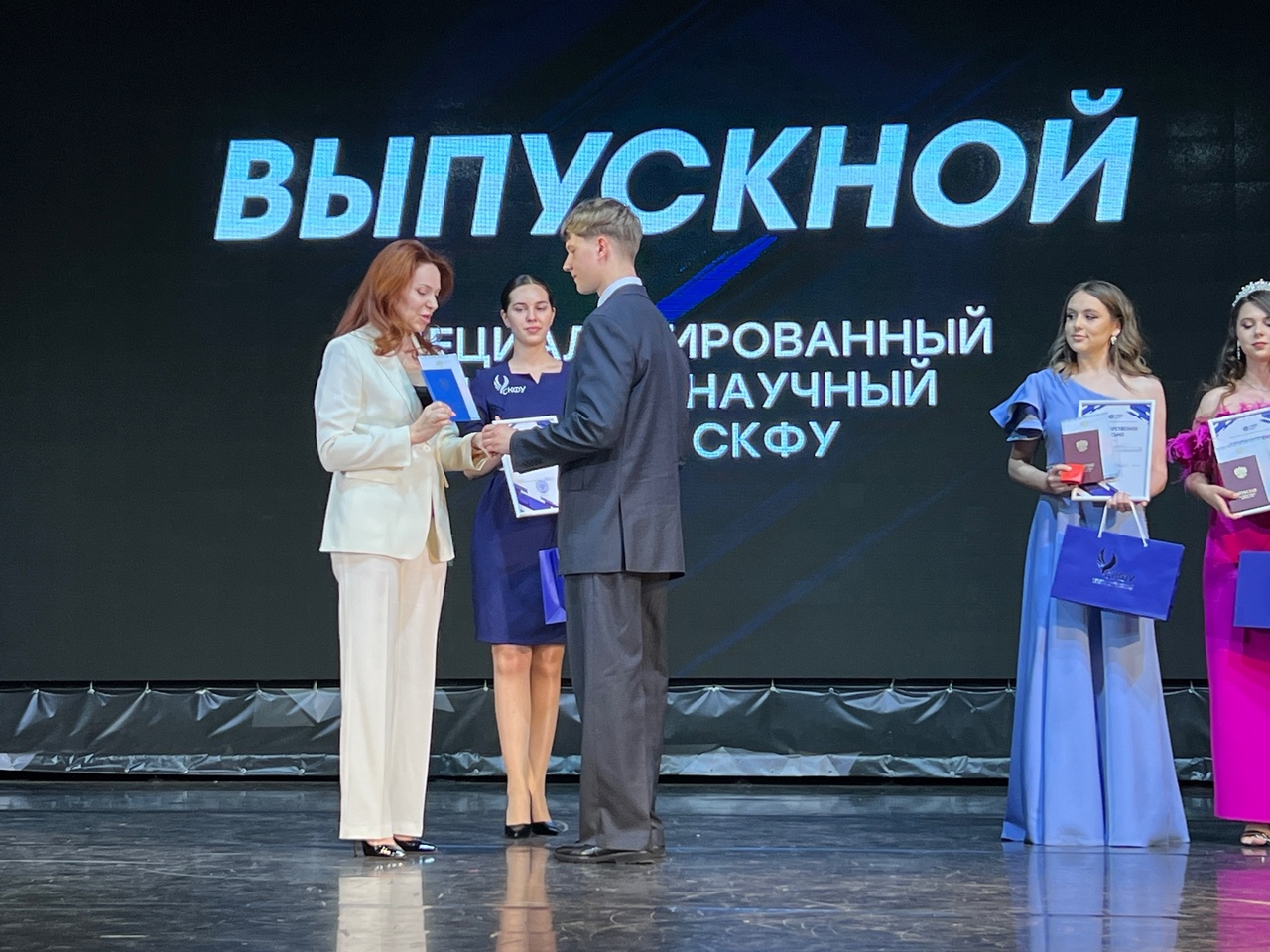 Ольга Дроздова вручила медали и аттестаты с отличием выпускникам Специализированного учебного научного центра СКФУ