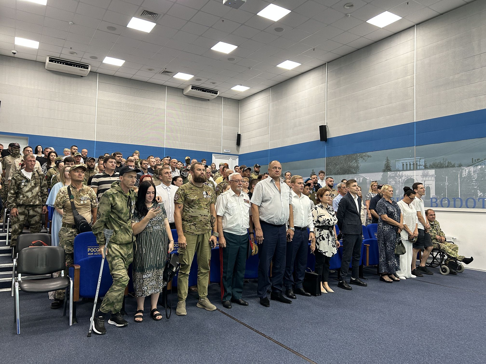Депутат Сергей Шевелев вручил участникам СВО удостоверения ветерана боевых действий