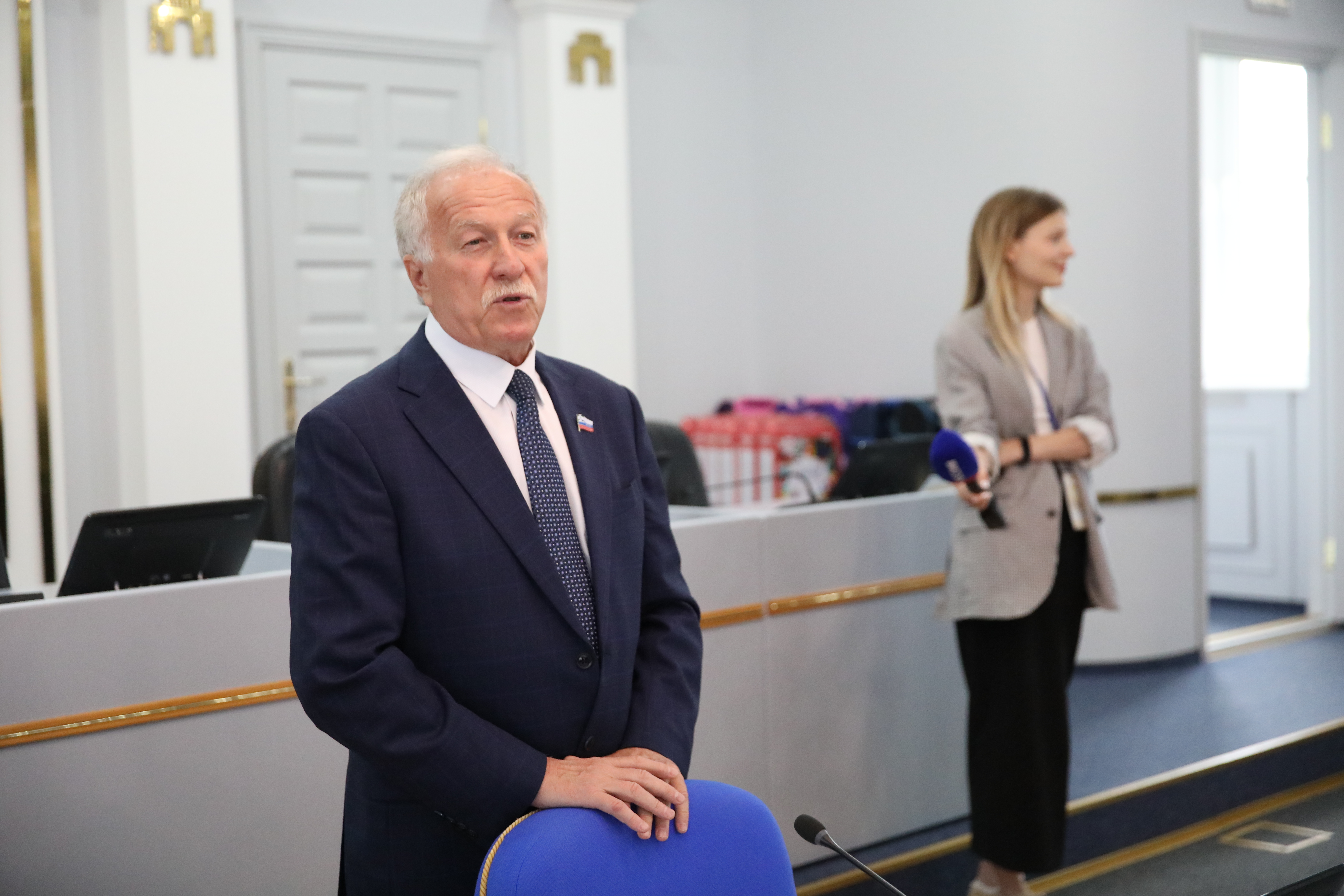 Николай Великдань вручил портфели будущим первоклассникам