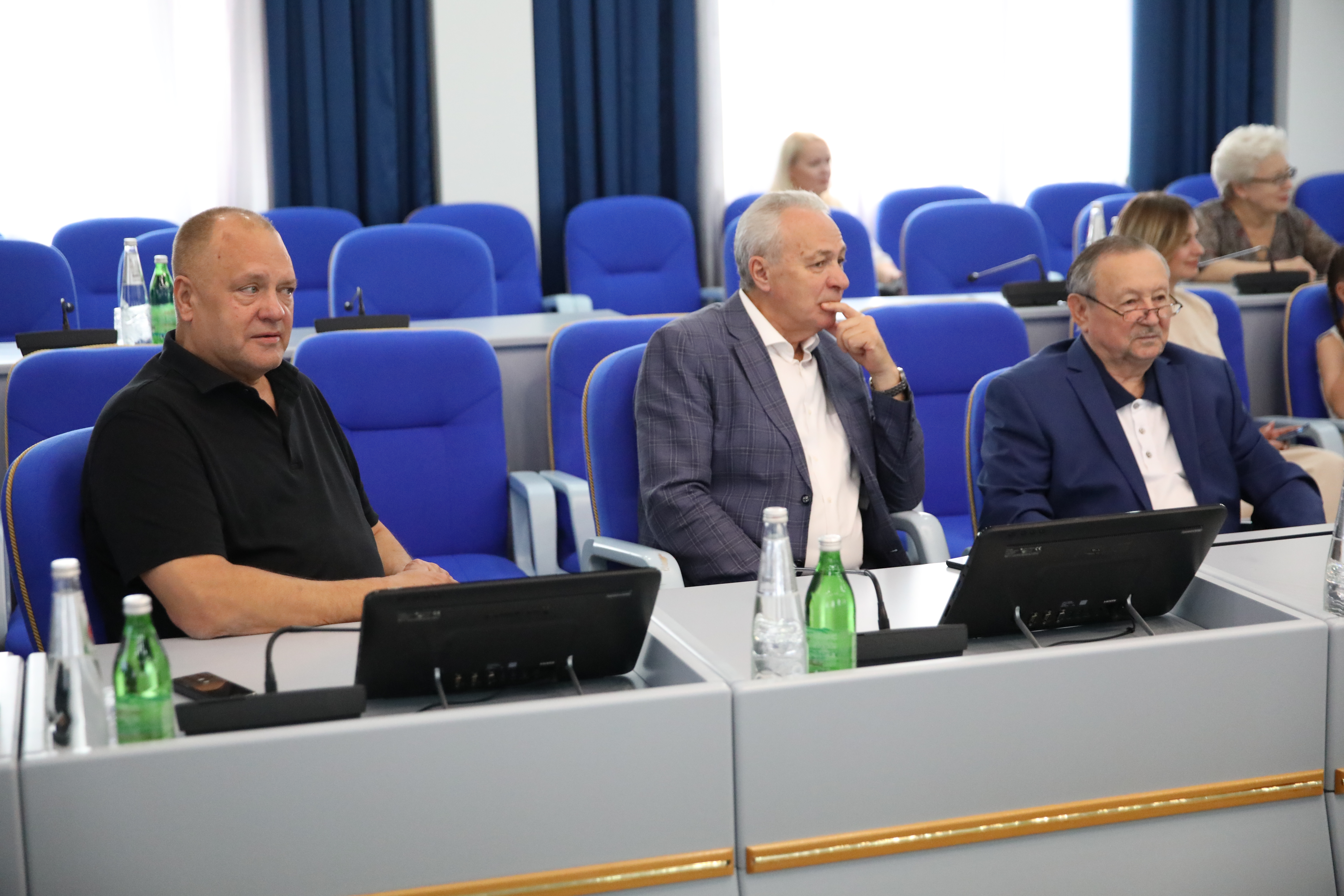 Николай Великдань вручил портфели будущим первоклассникам