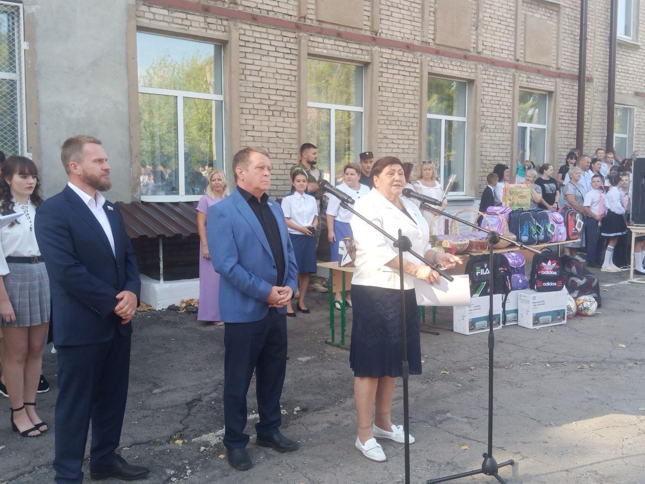 Краевые депутаты поздравили учащихся  Антрацитовского района ЛНР с Днем знаний