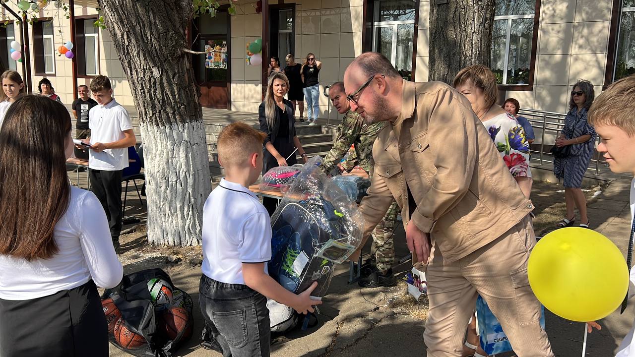 Краевые депутаты поздравили учащихся  Антрацитовского района ЛНР с Днем знаний