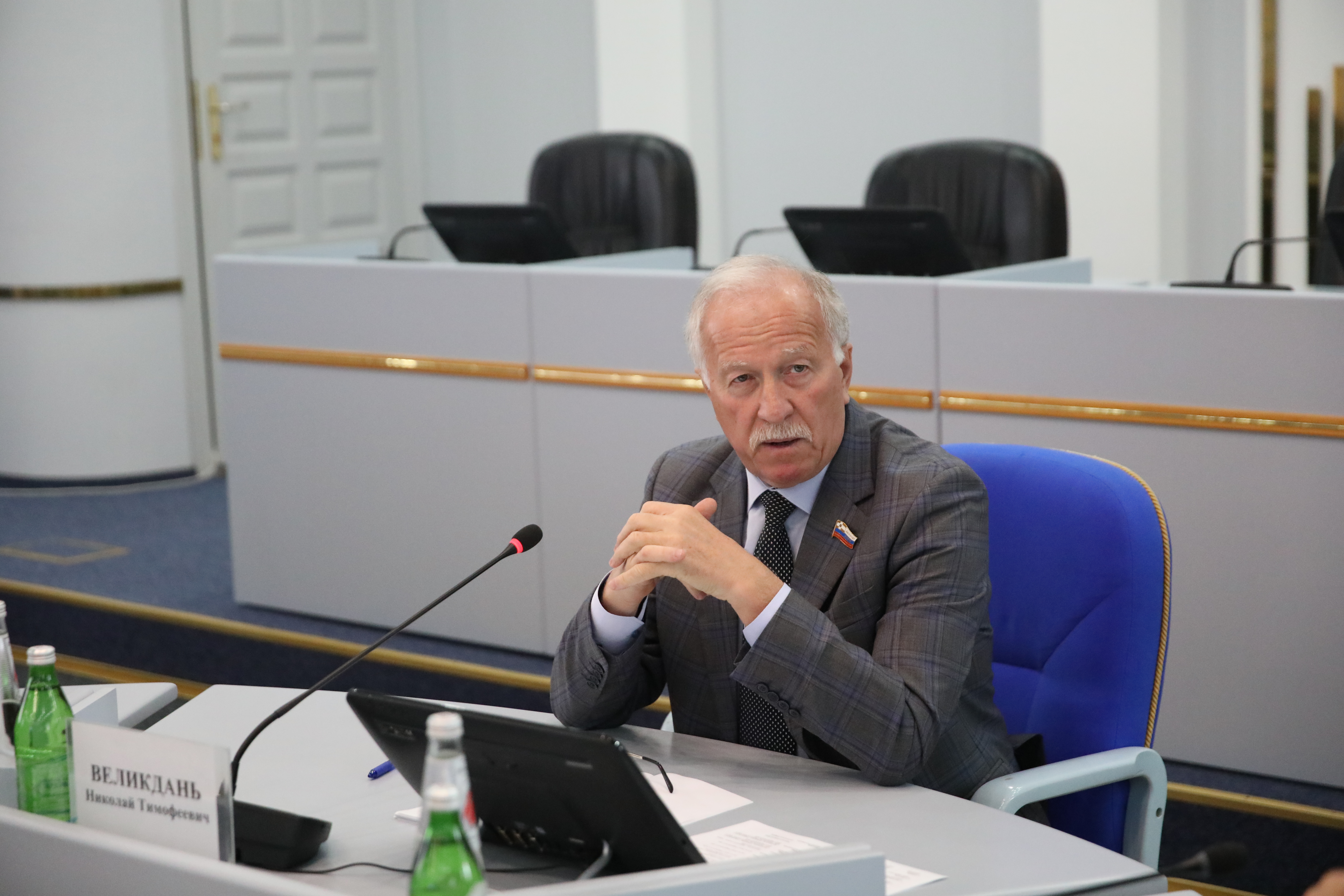 В Думе края продолжается подготовка к предстоящему заседанию