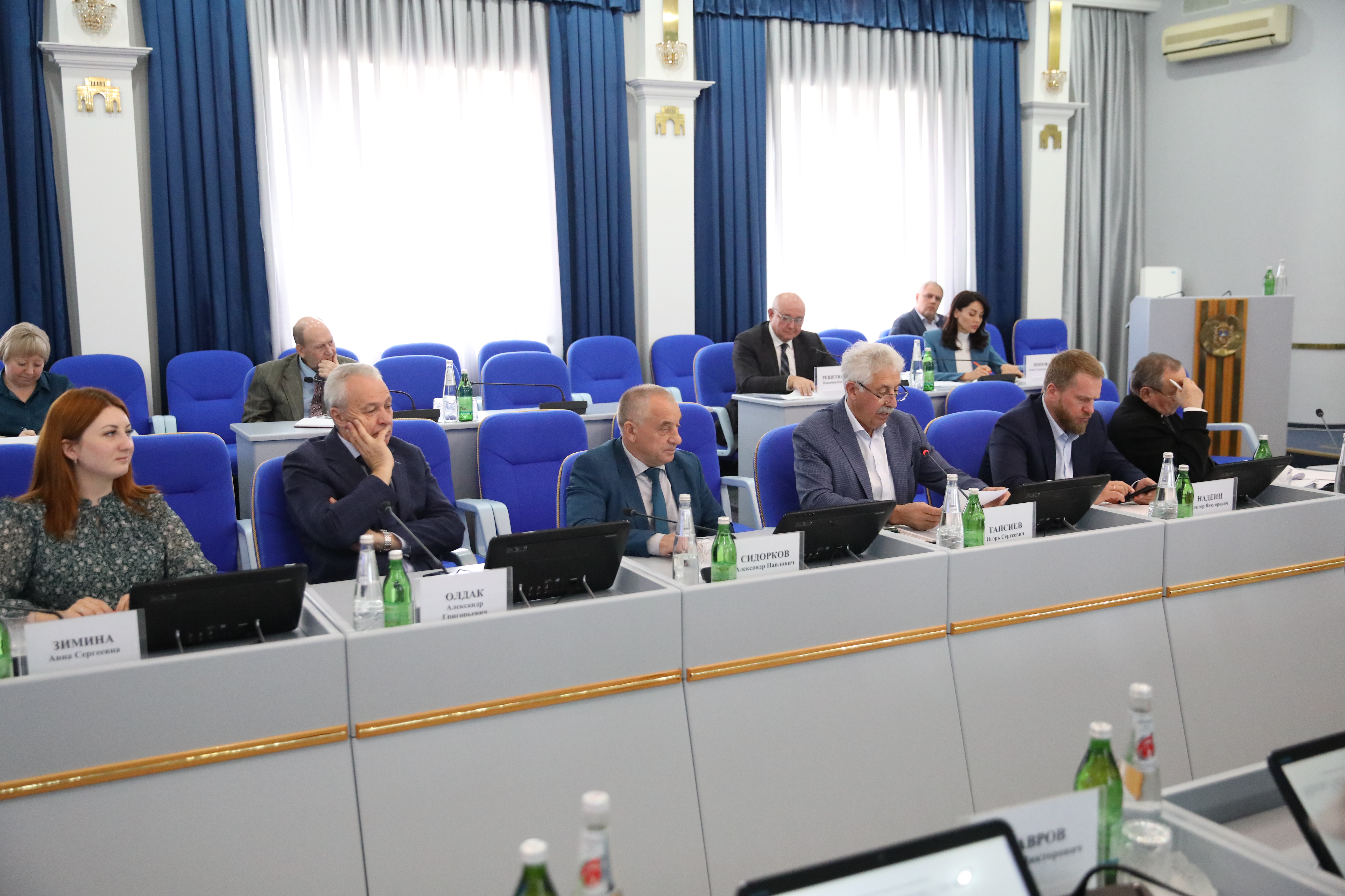 В Думе края продолжается подготовка к предстоящему заседанию