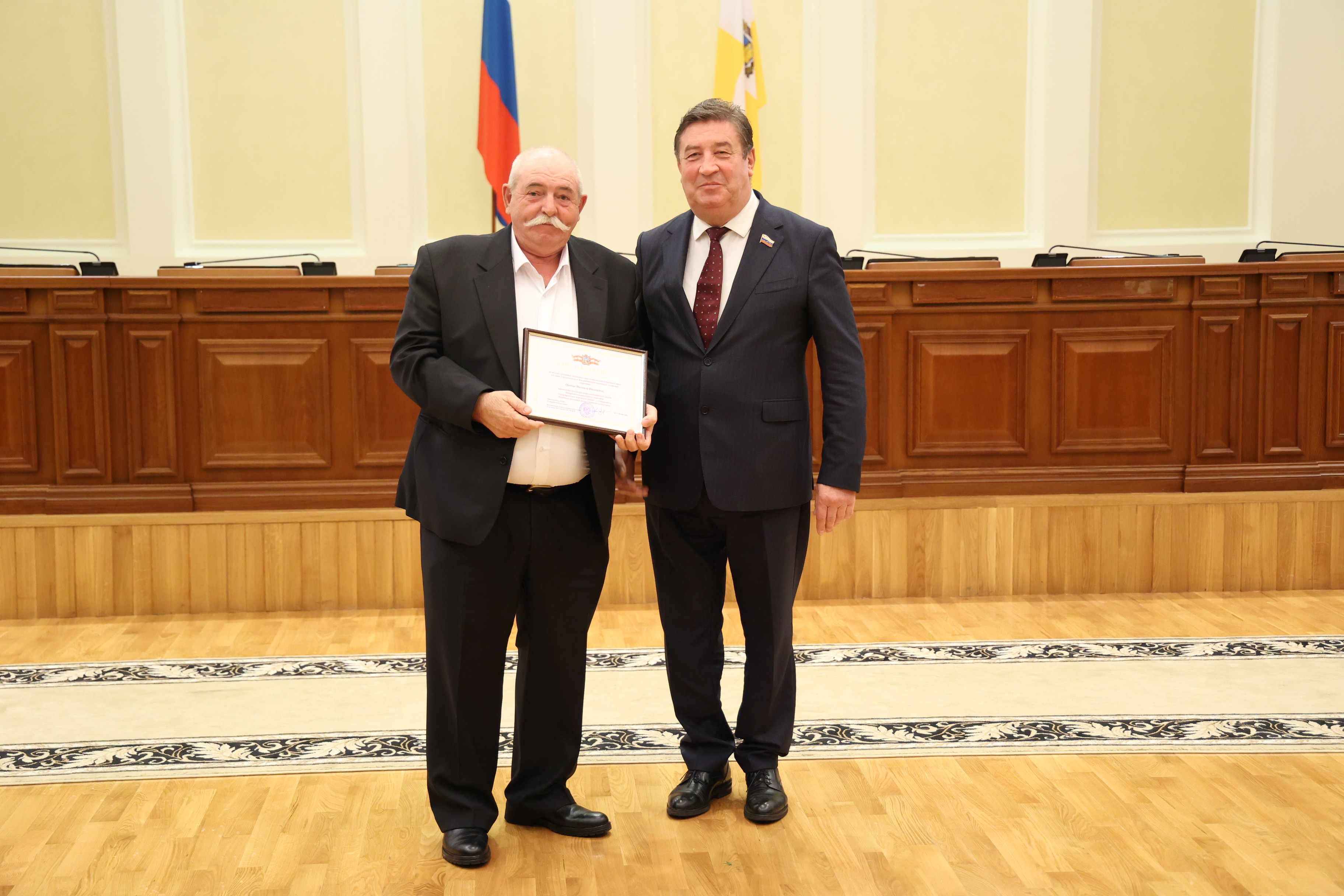 Виктор Гончаров вручил награды Думы края лучшим дорожникам и автомобилистам Ставрополья