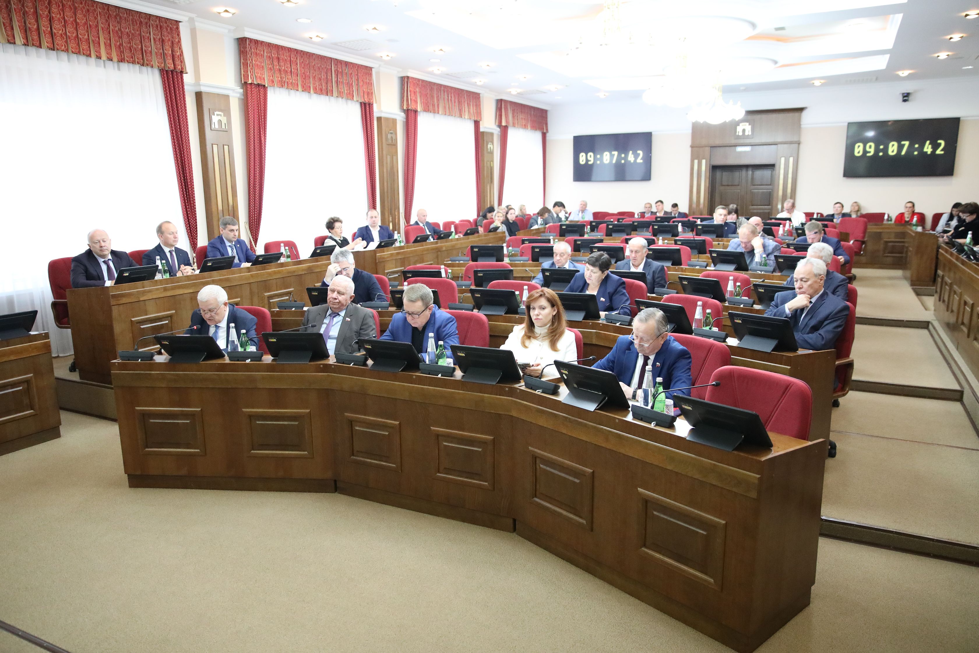 В комитетах краевого парламента идет работа над законопроектами к октябрьскому заседанию Думы
