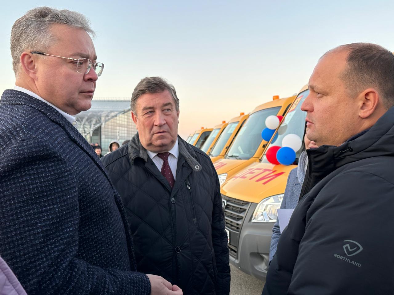 Депутаты Думы приняли участие в церемонии вручения школьных автобусов