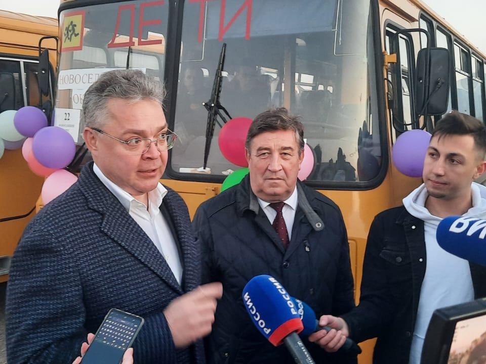 Депутаты Думы приняли участие в церемонии вручения школьных автобусов